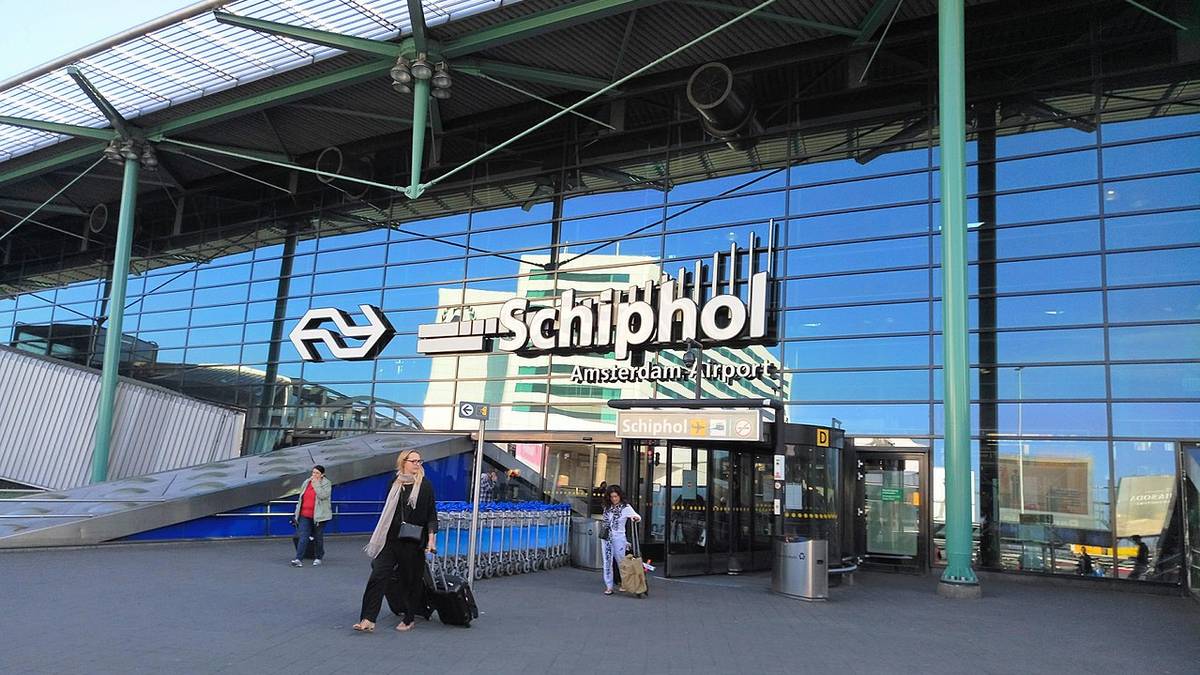 What Proportion Of Amsterdam Schiphol Airport's Customers Are Transit Passengers?