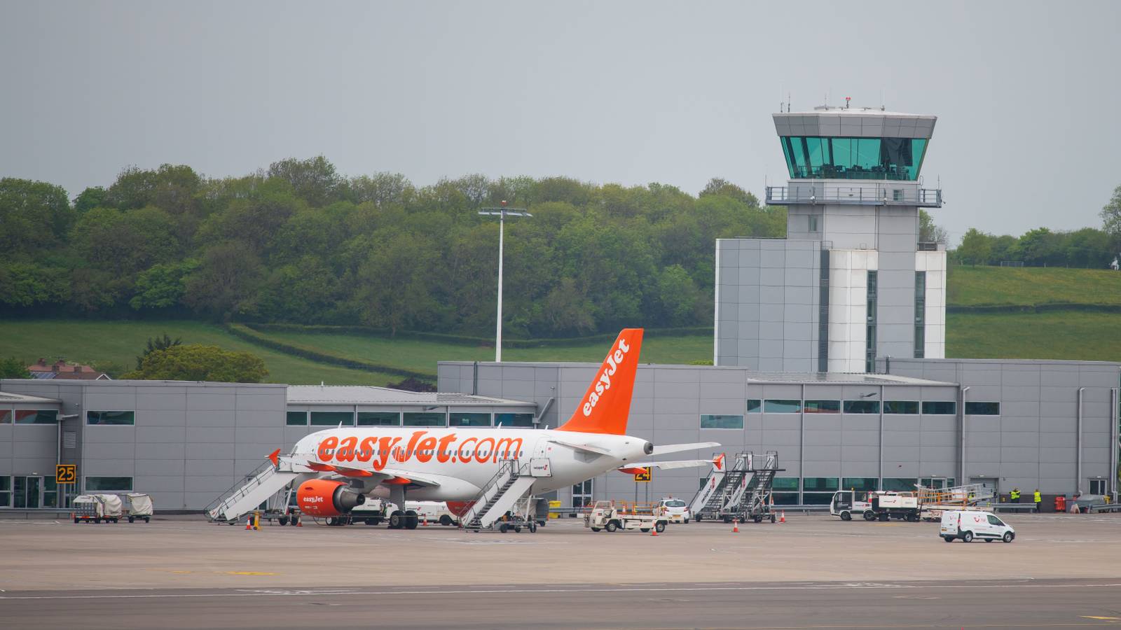 Crowding: Bristol Airport Passengers Face Significant Queues