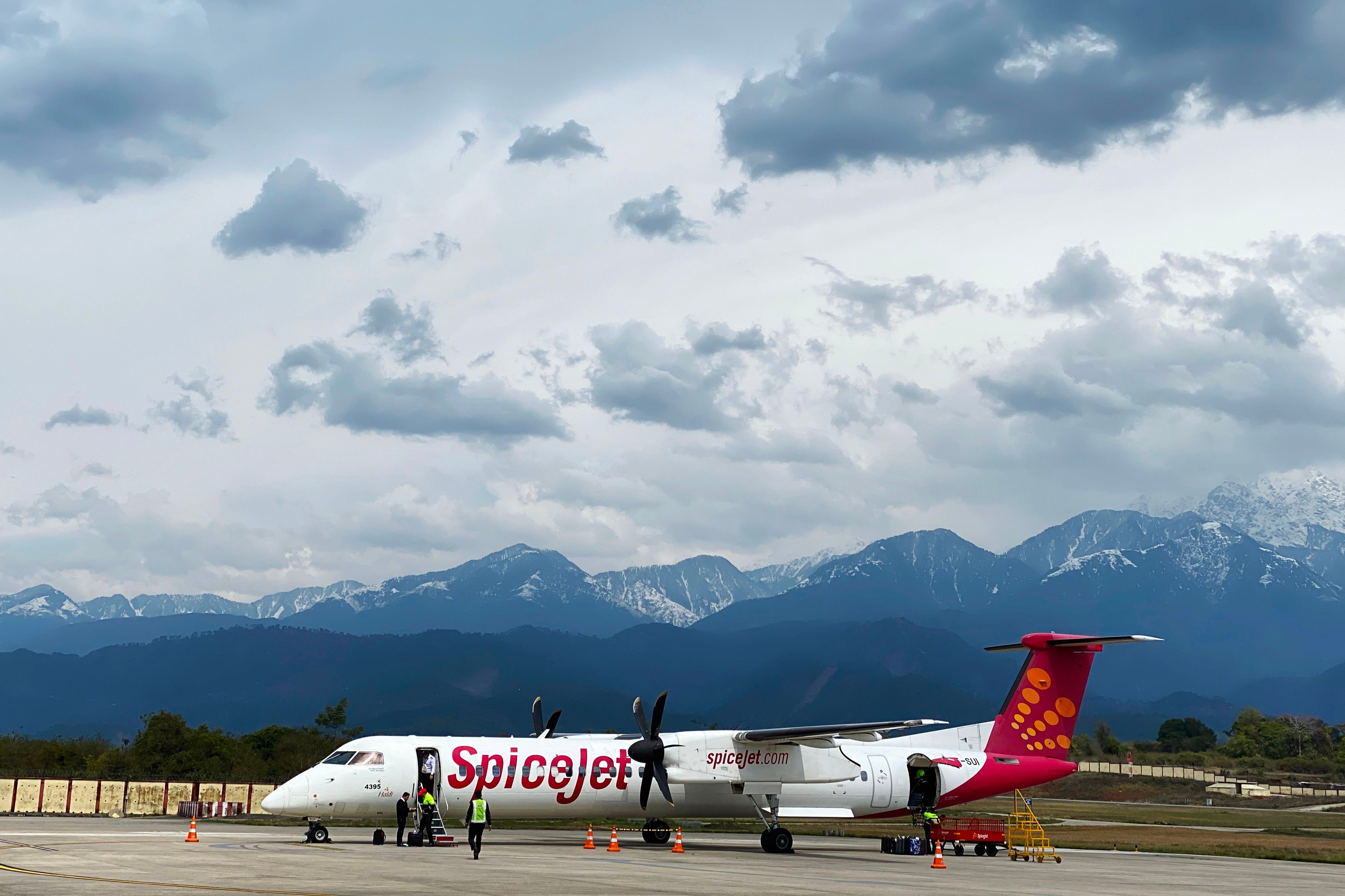 Regulator Tells SpiceJet To Check The Engine Oil Of Its Q400 Fleet