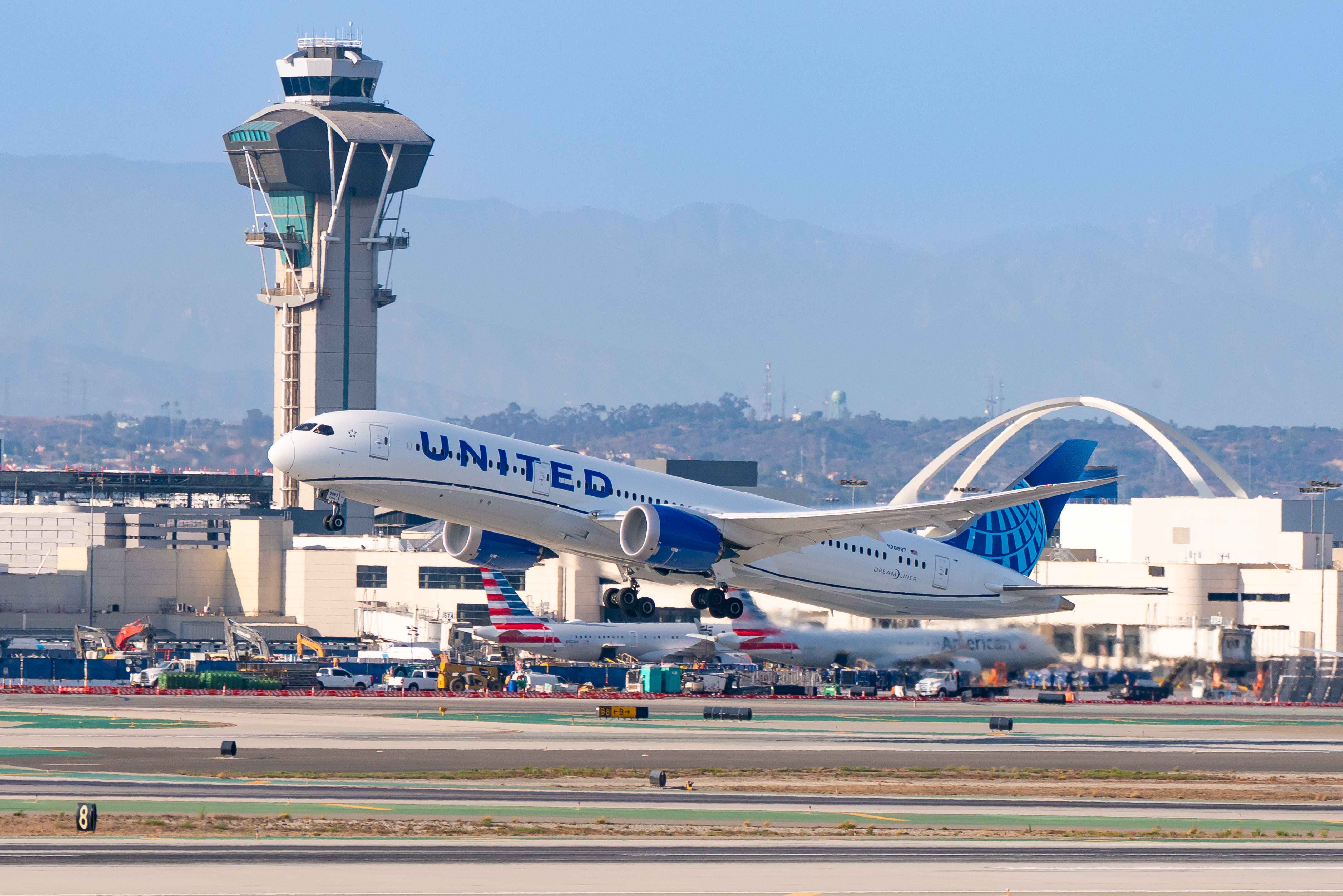 United Airlines Boeing 787-9 takes off from Los Angeles international Airport