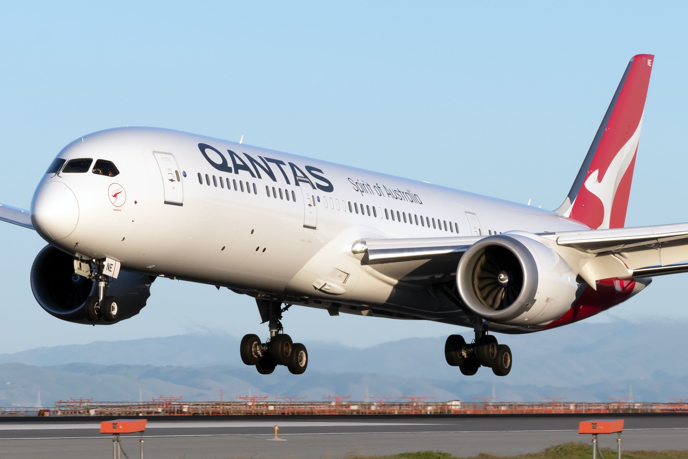 Qantas' Newest Boeing 787 Flies Over Antarctica Between Santiago & Sydney