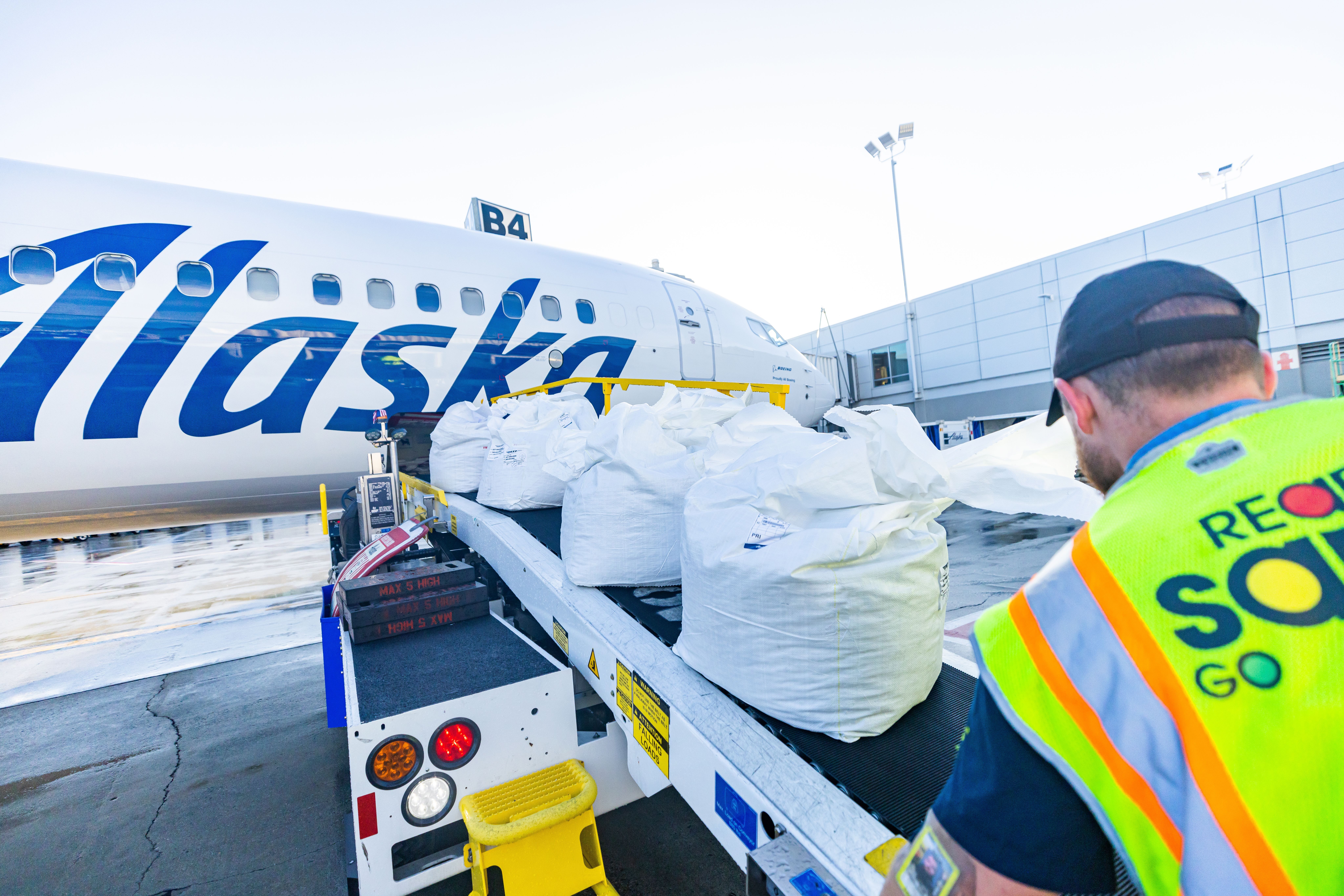 Alaska Air Cargo Selects Boeing To Convert Two Boeing 737-800s To Freighters