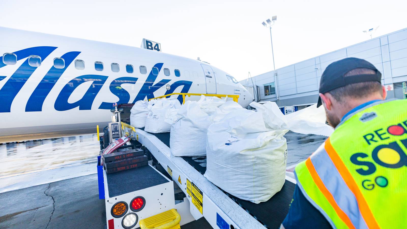Alaska Air Cargo Selects Boeing To Convert Two Boeing 737-800s To Freighters