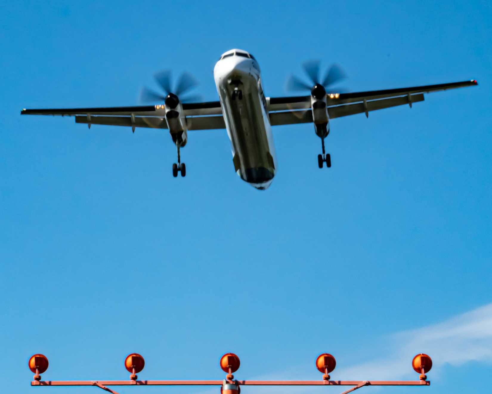 2MP_of_Dash-8-400 of Alaska Air Clearing the Runway Lights With A Crosswind_01