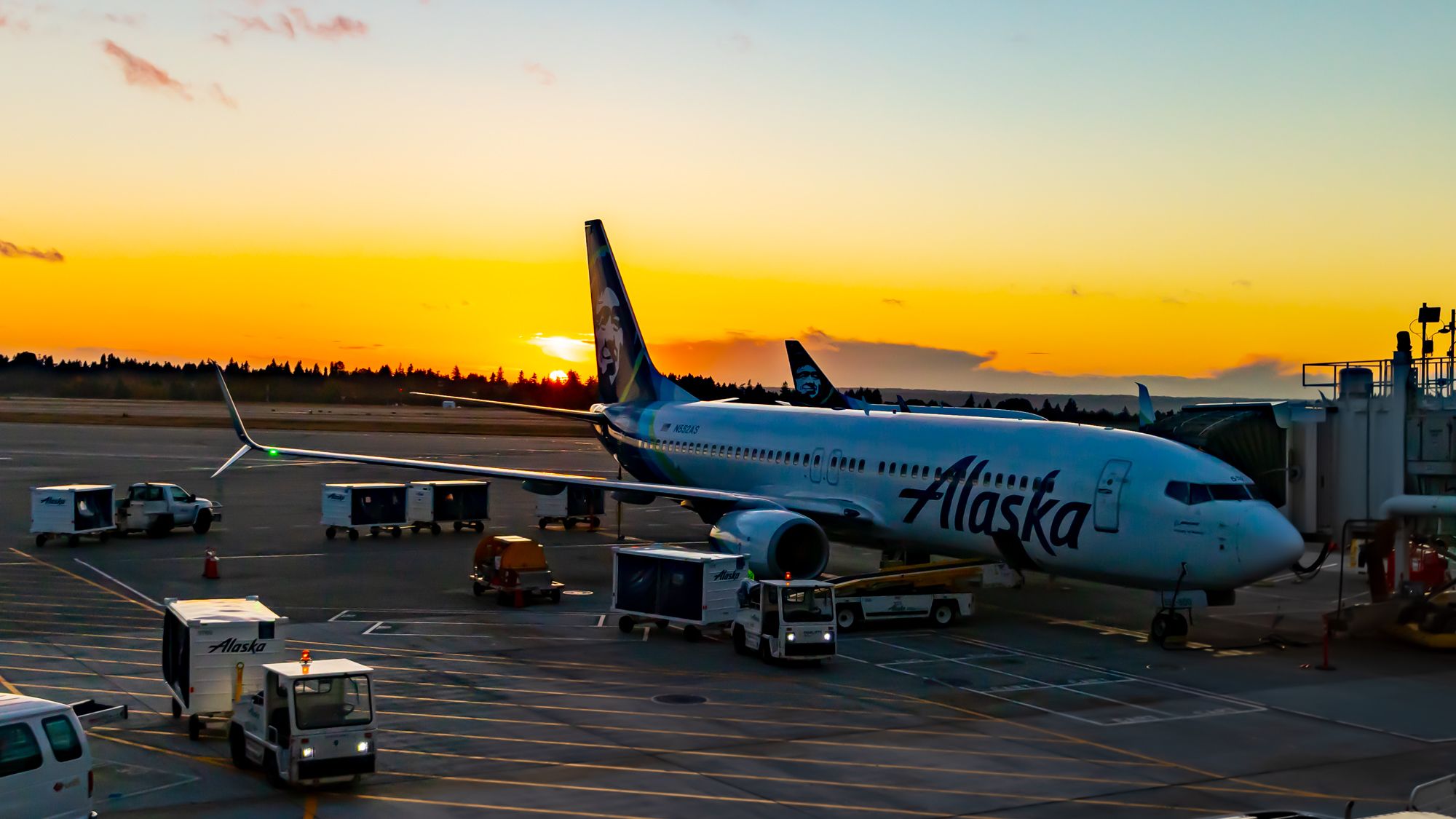 First Look: Alaska Airlines’ First Retrofitted Boeing 737-800