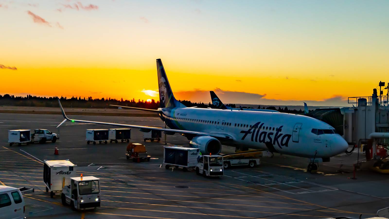 First Look: Alaska Airlines’ First Retrofitted Boeing 737-800