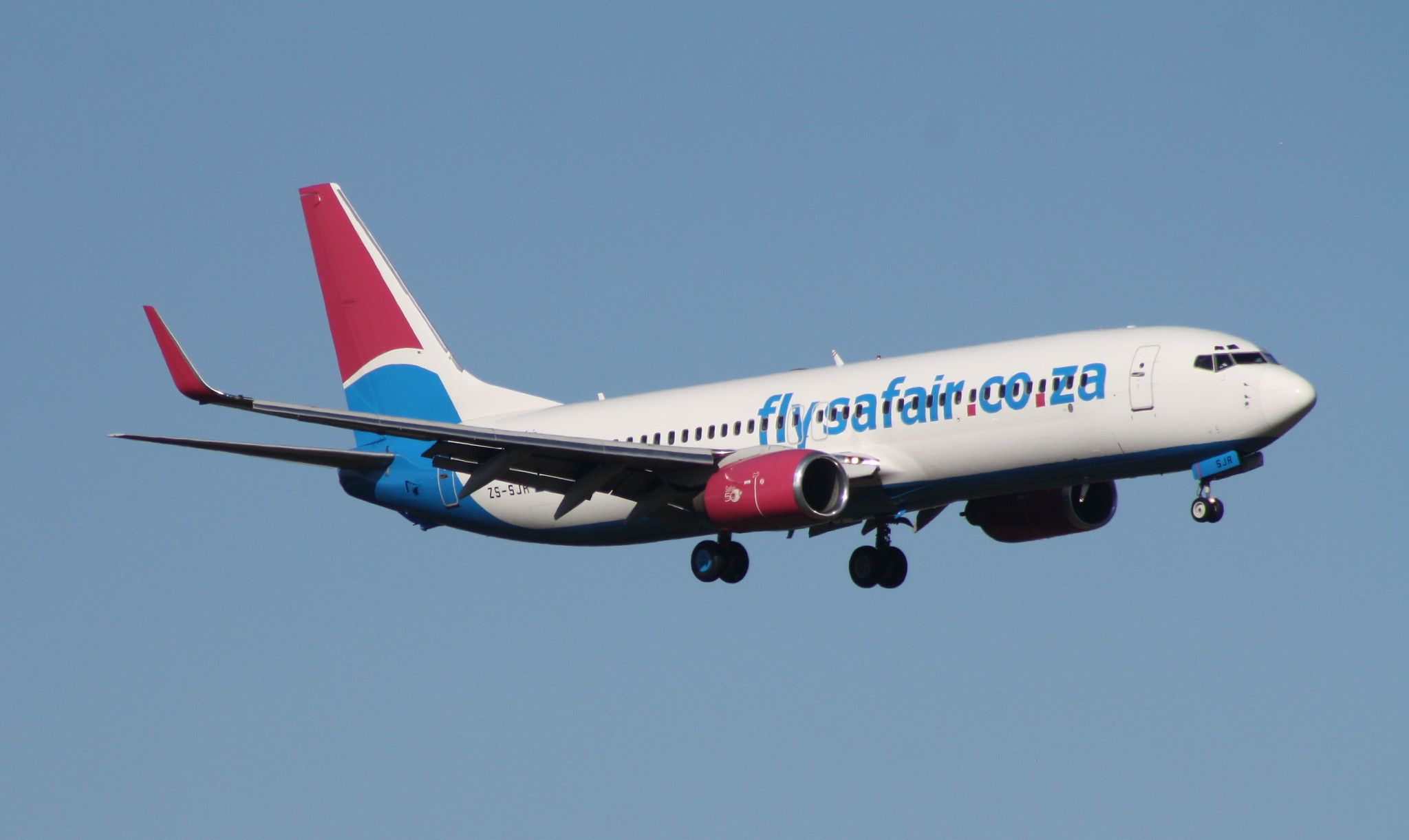 FlySafair Boeing 737 Struck By SAA Airbus A320 After Tow Bar Broke