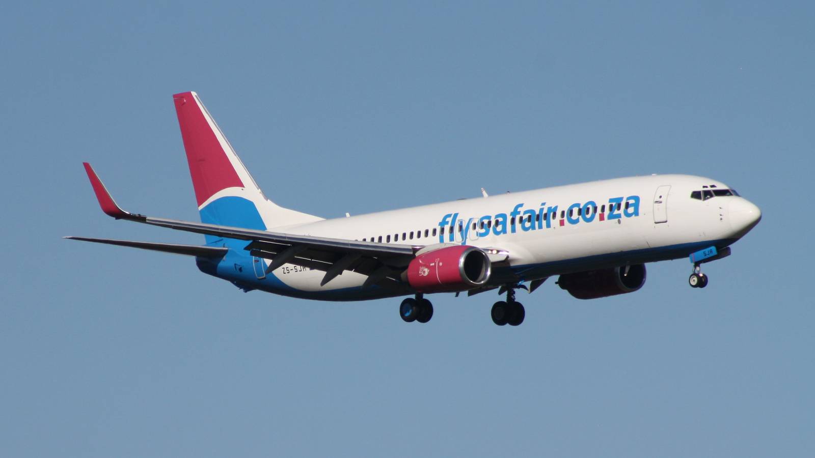 FlySafair Boeing 737 Struck By SAA Airbus A320 After Tow Bar Broke