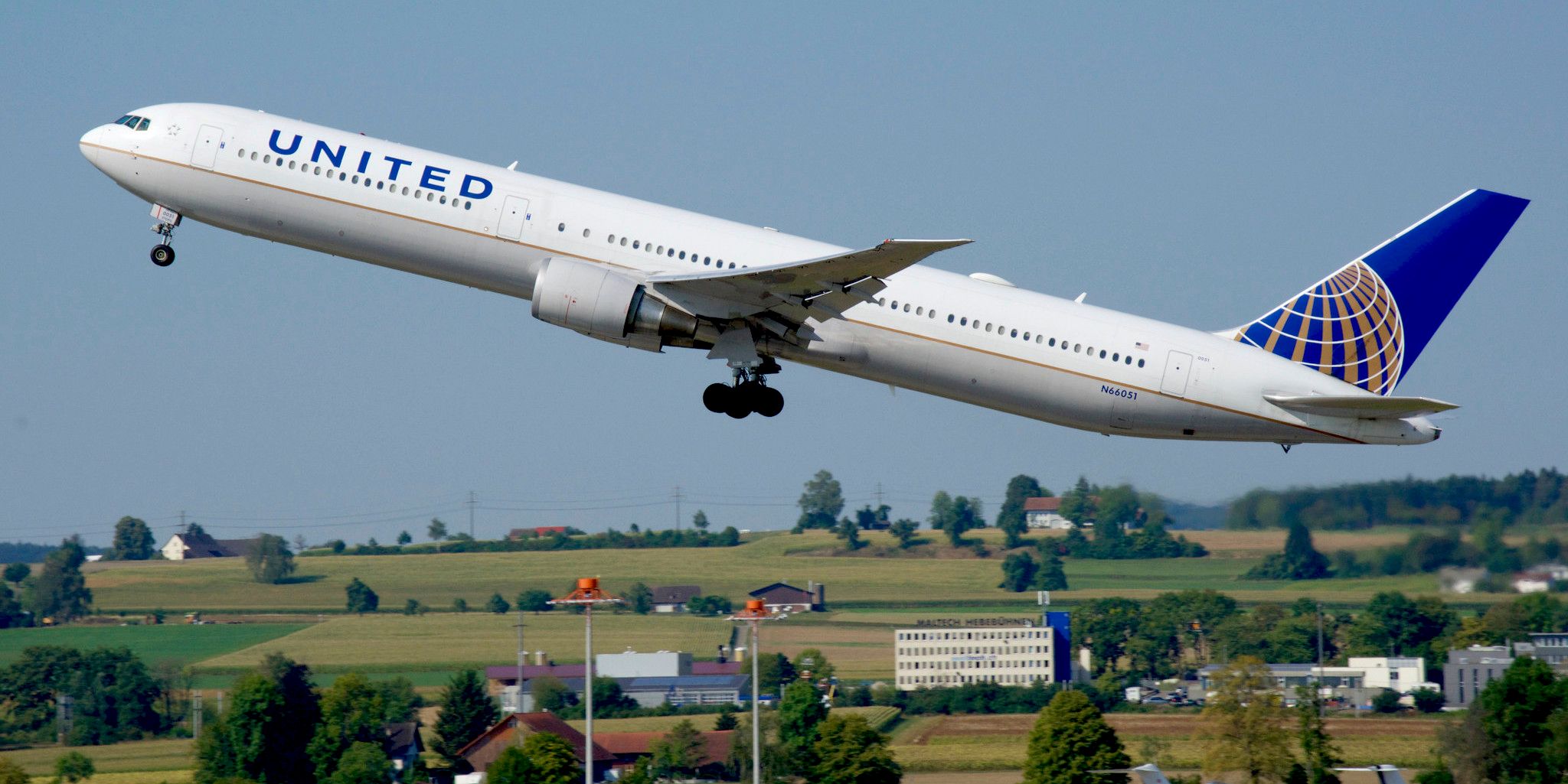 United Airlines Boeing 767 Makes Emergency Landing In St Johns Reporting Cabin Smoke