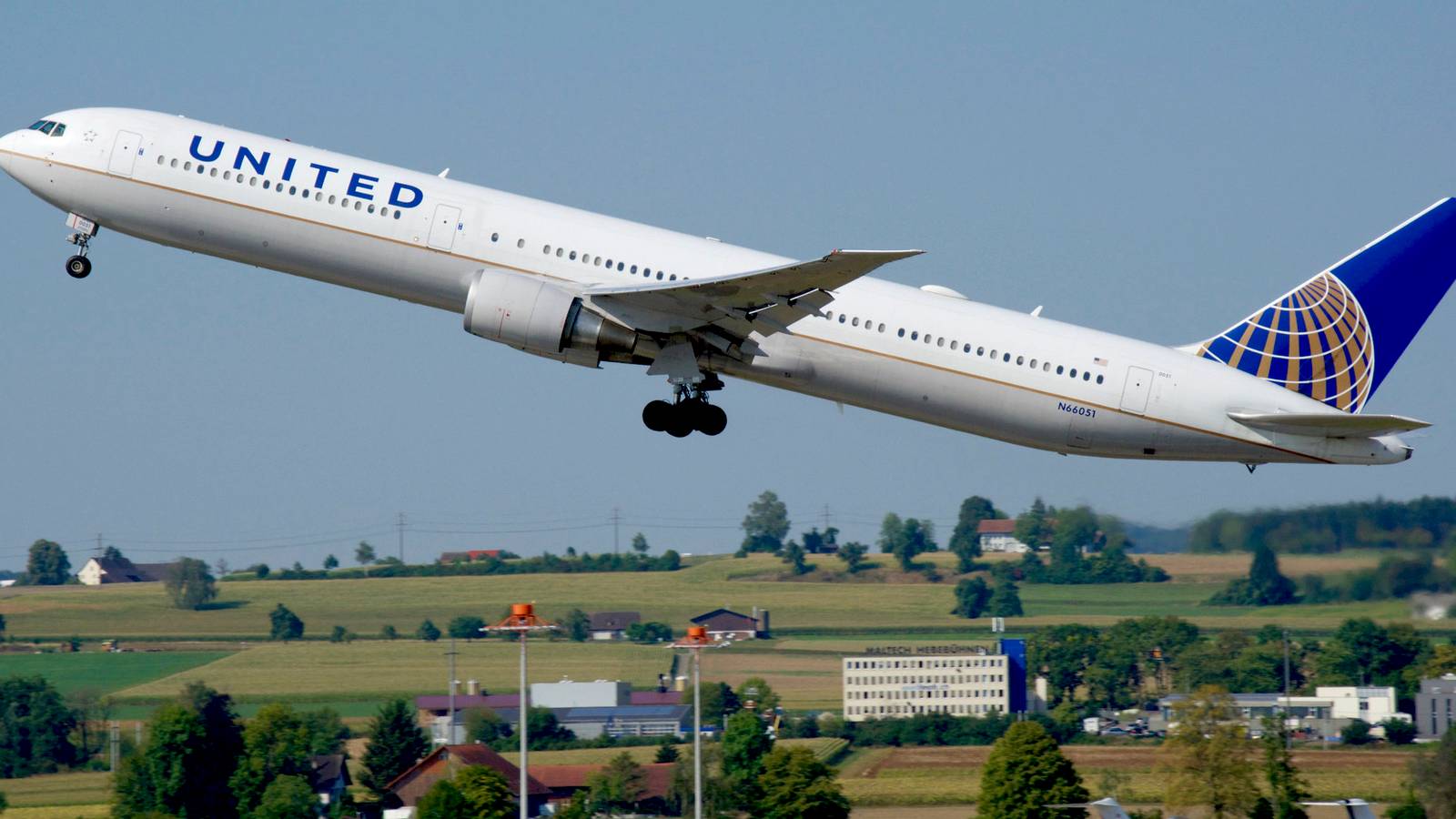 United Airlines Boeing 767 Makes Emergency Landing In St Johns Reporting Cabin Smoke