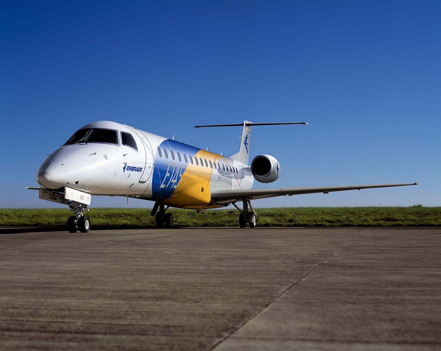 Fly Angola Leases An Embraer E145 And Dash 8 From Avmax