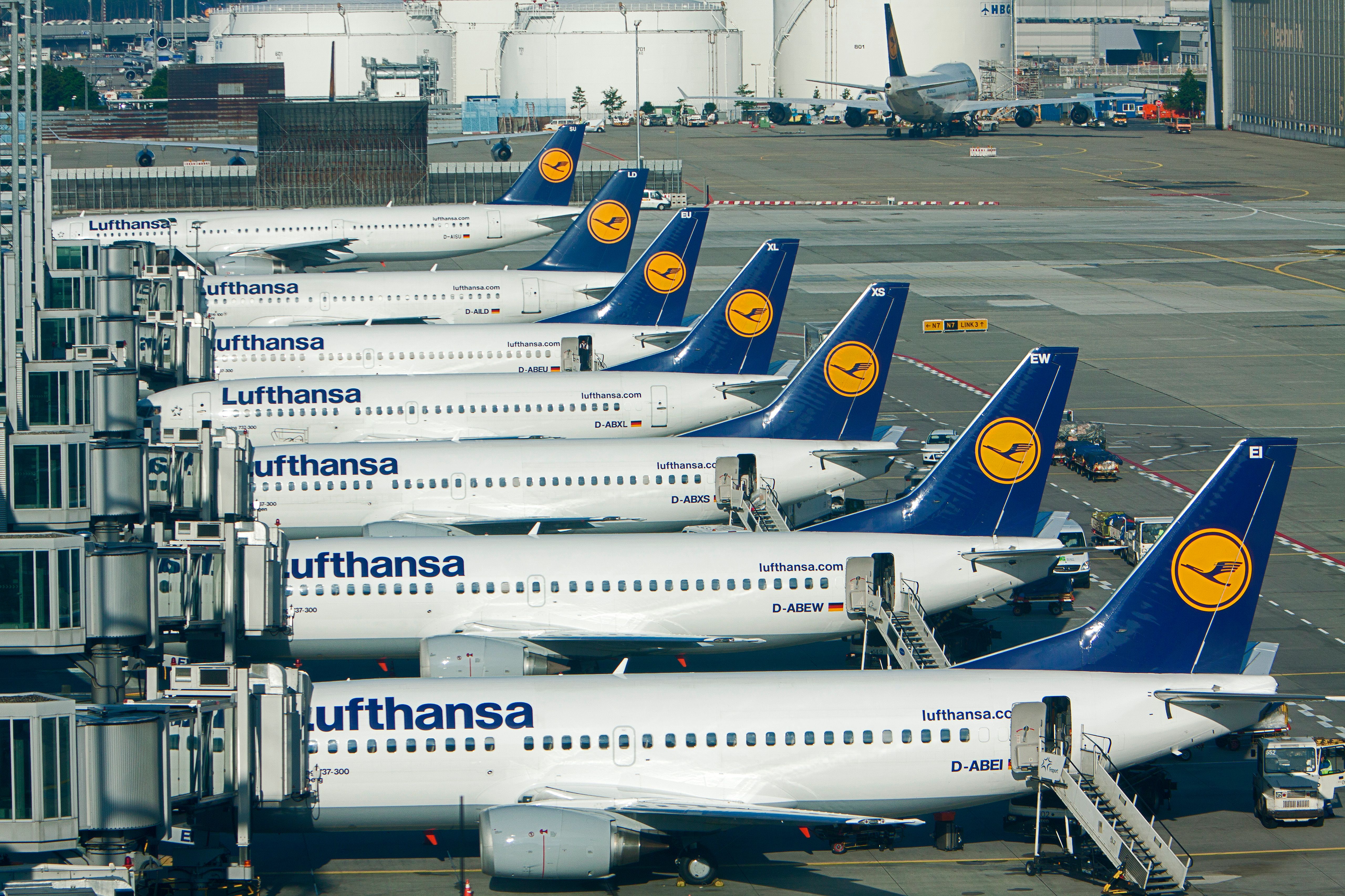 Why Don't Planes Use Reverse Thrust To Push Back?