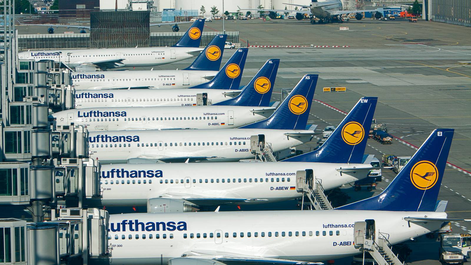 Why Don't Planes Use Reverse Thrust To Push Back?
