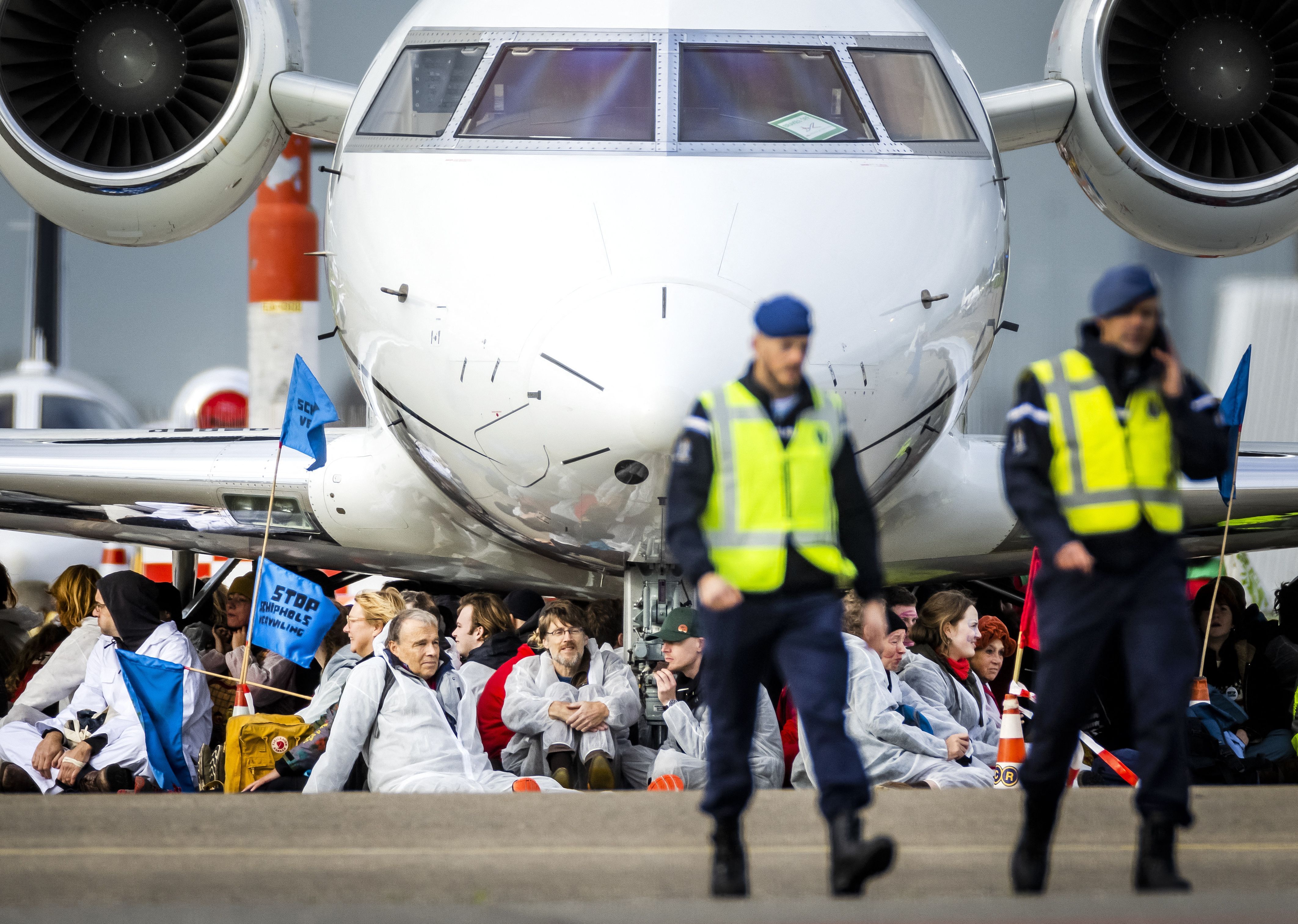 Police Chase: Climate Activists Block Amsterdam Schiphol’s Private Jet Runway