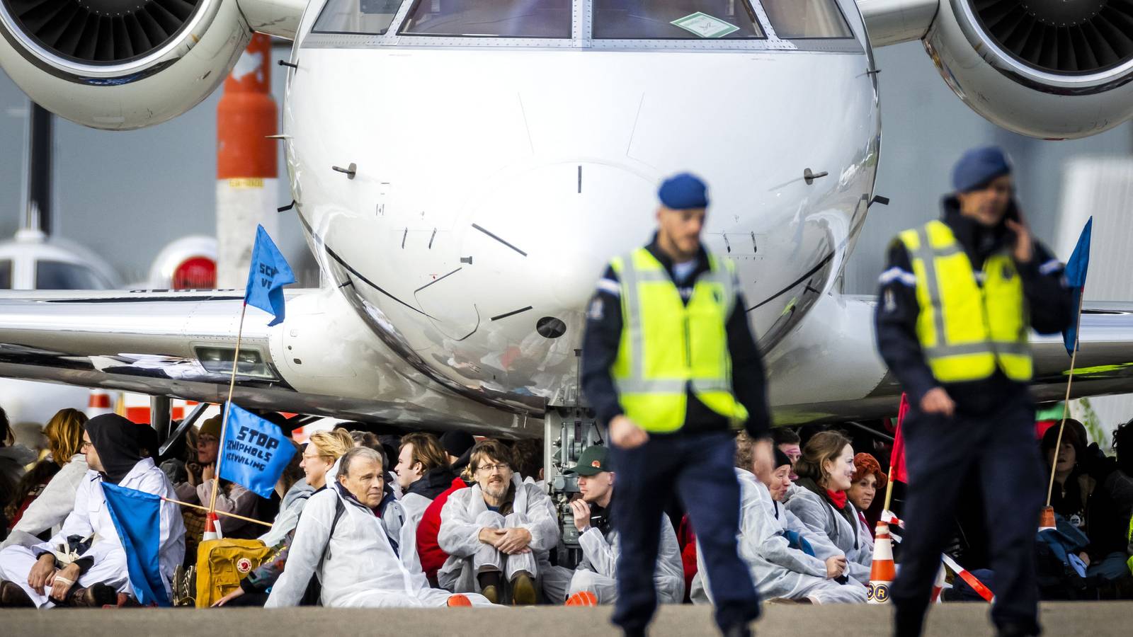 Police Chase: Climate Activists Block Amsterdam Schiphol’s Private Jet Runway