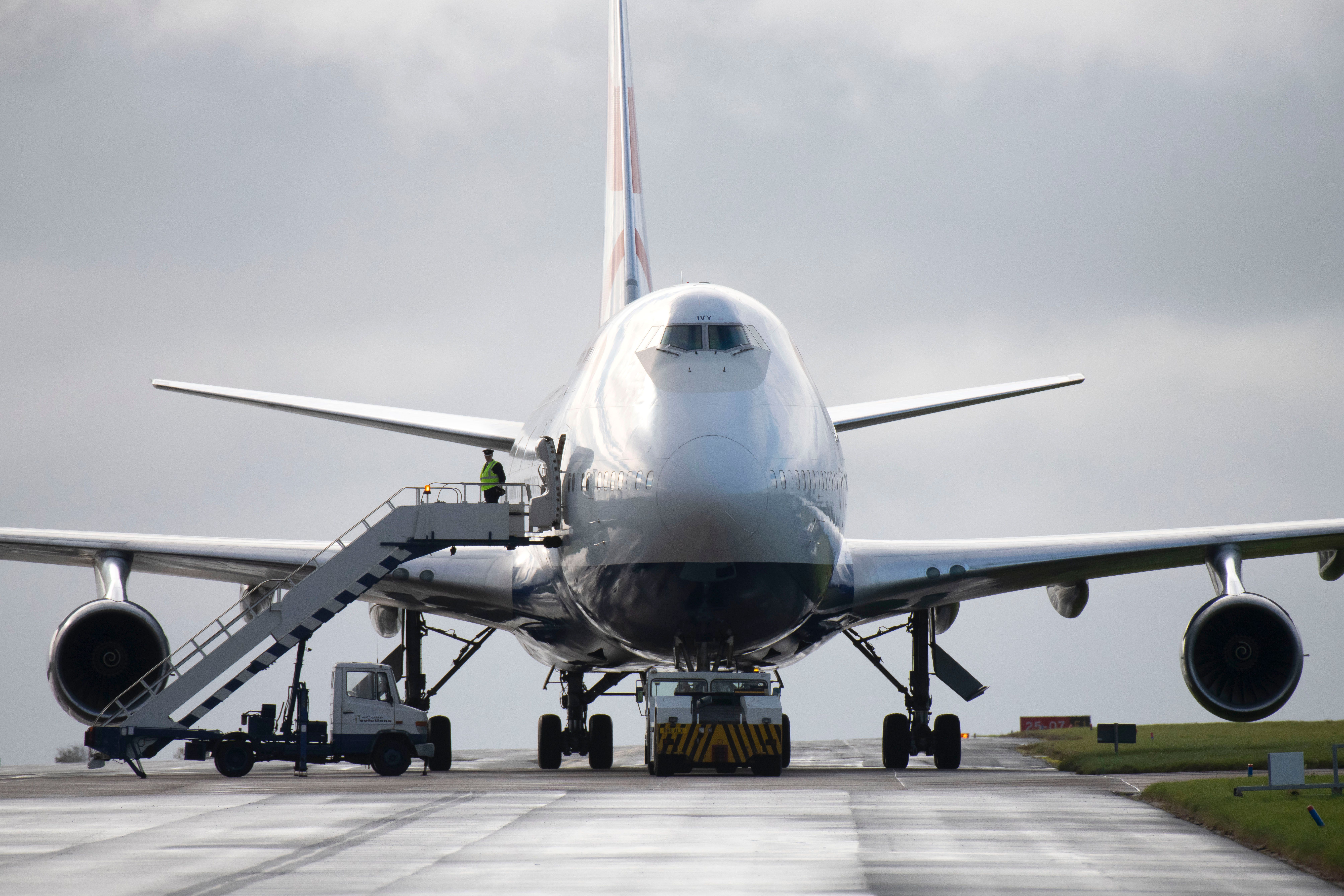 The Boeing 747-8 Vs 747-400 - What's The Difference?