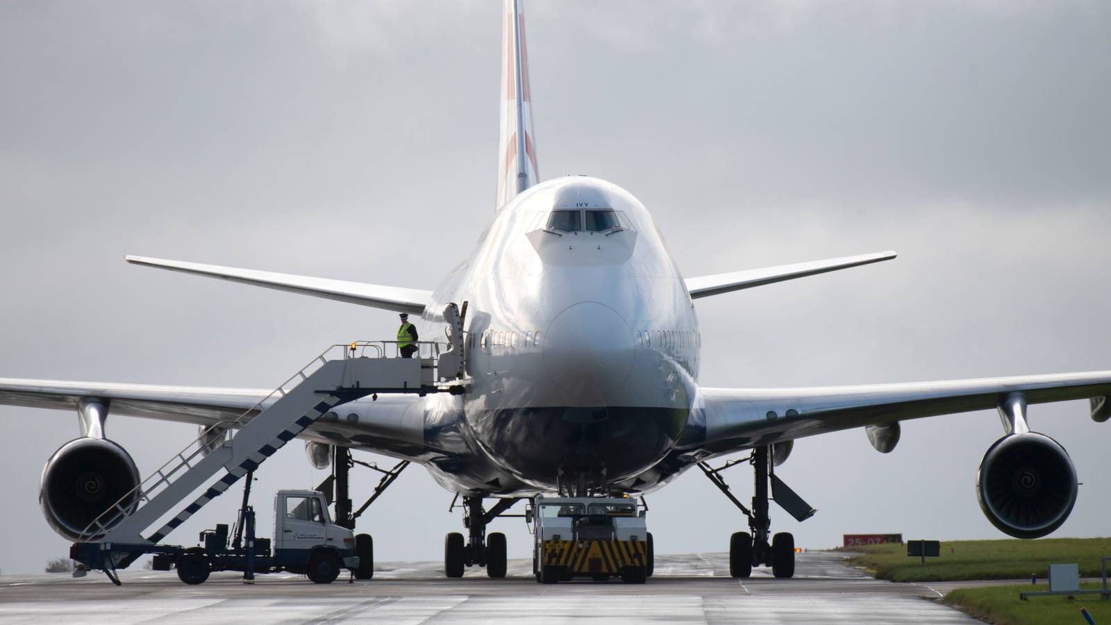 The Boeing 747-8 Vs 747-400 - What's The Difference?