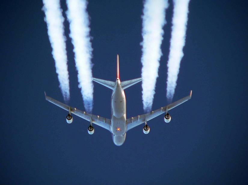 Boeing 747 Contrails