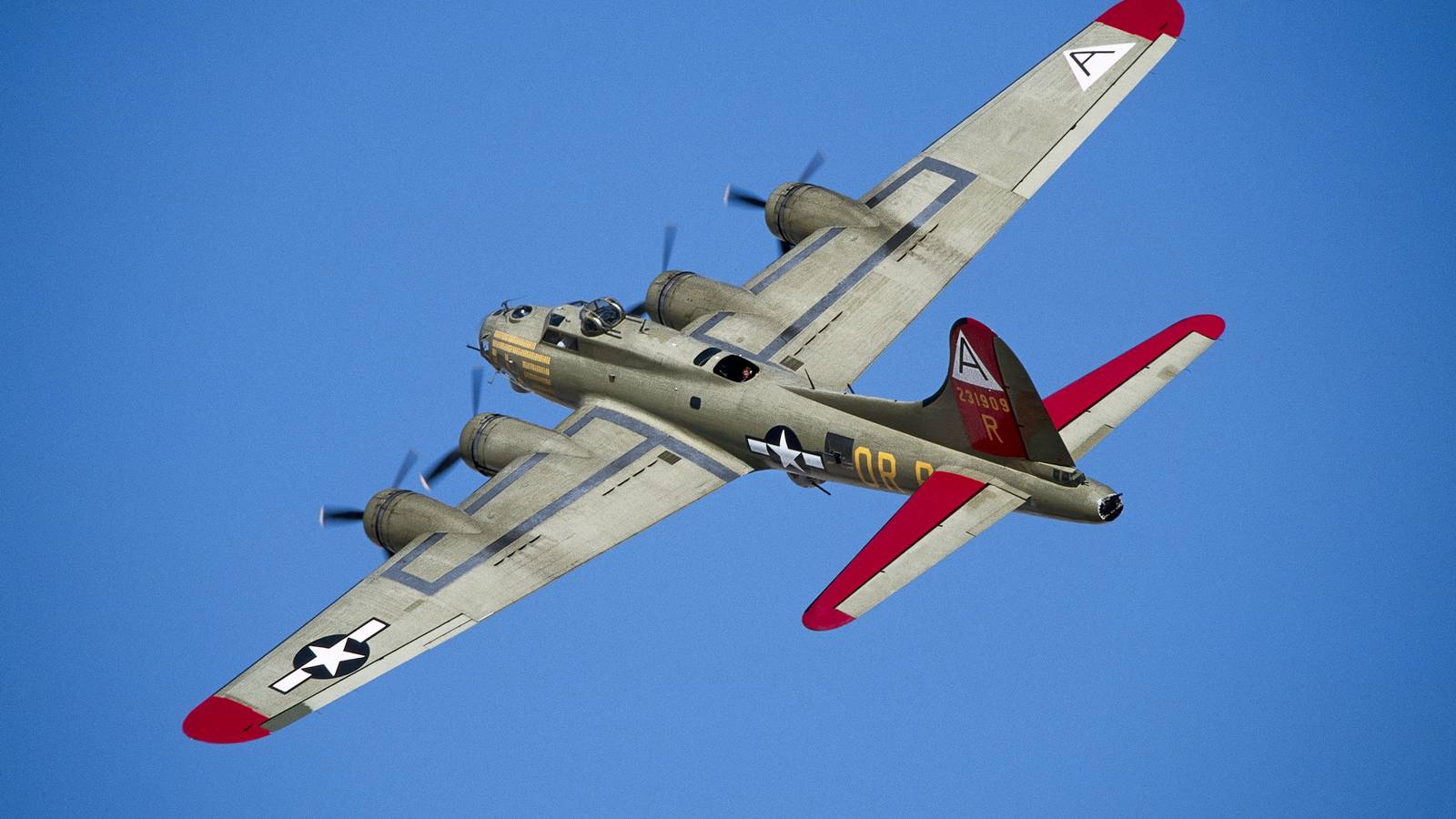 B-17 Flying Fortress & Bell P-63 Kingcobra Collide At Wings Over Dallas Airshow
