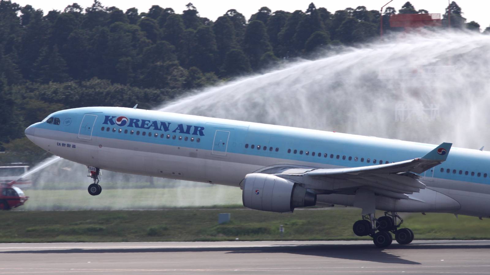 2 Weeks On: Korean Air Airbus A330 Remains At The End Of Runway