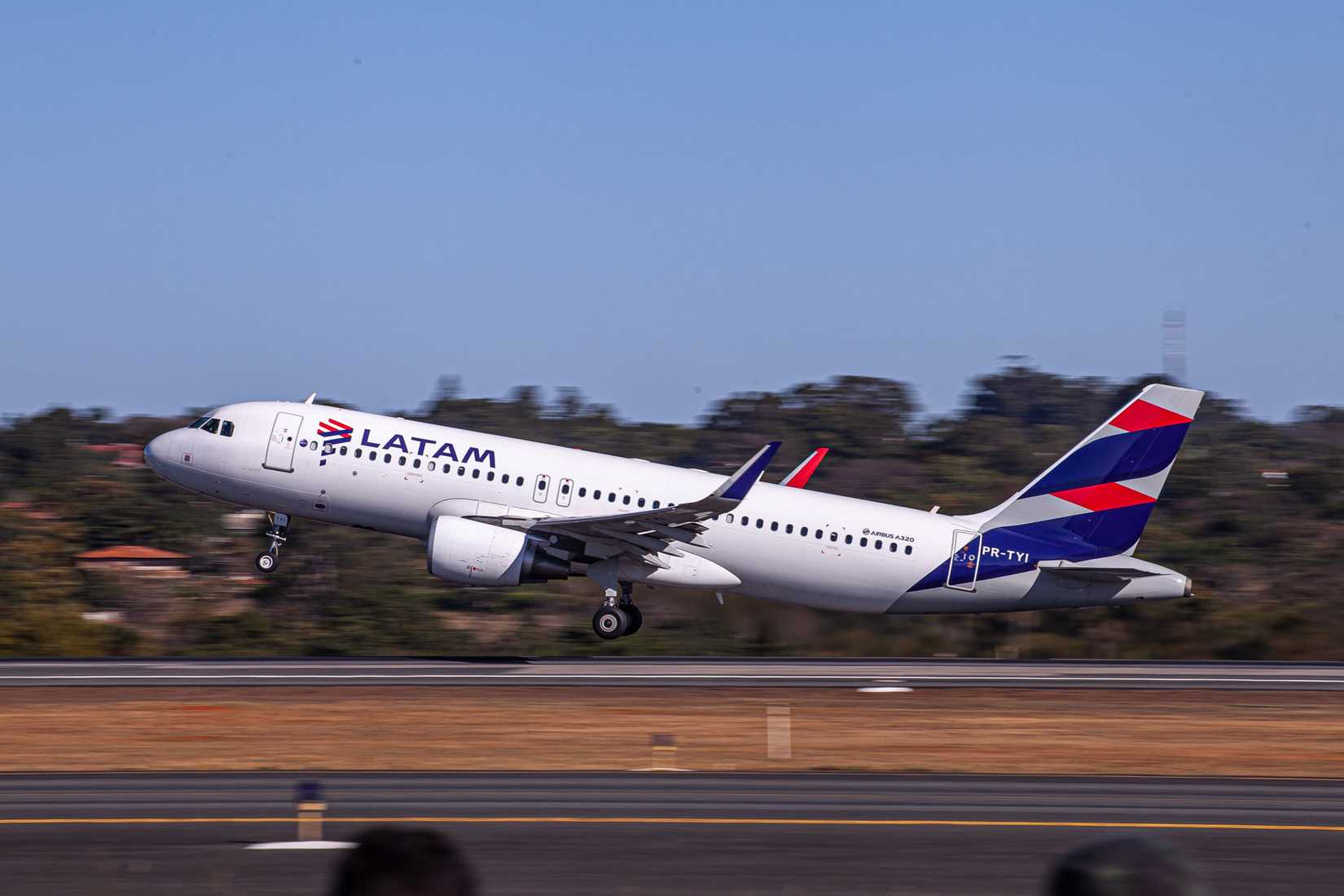 A LATAM Airbus A320