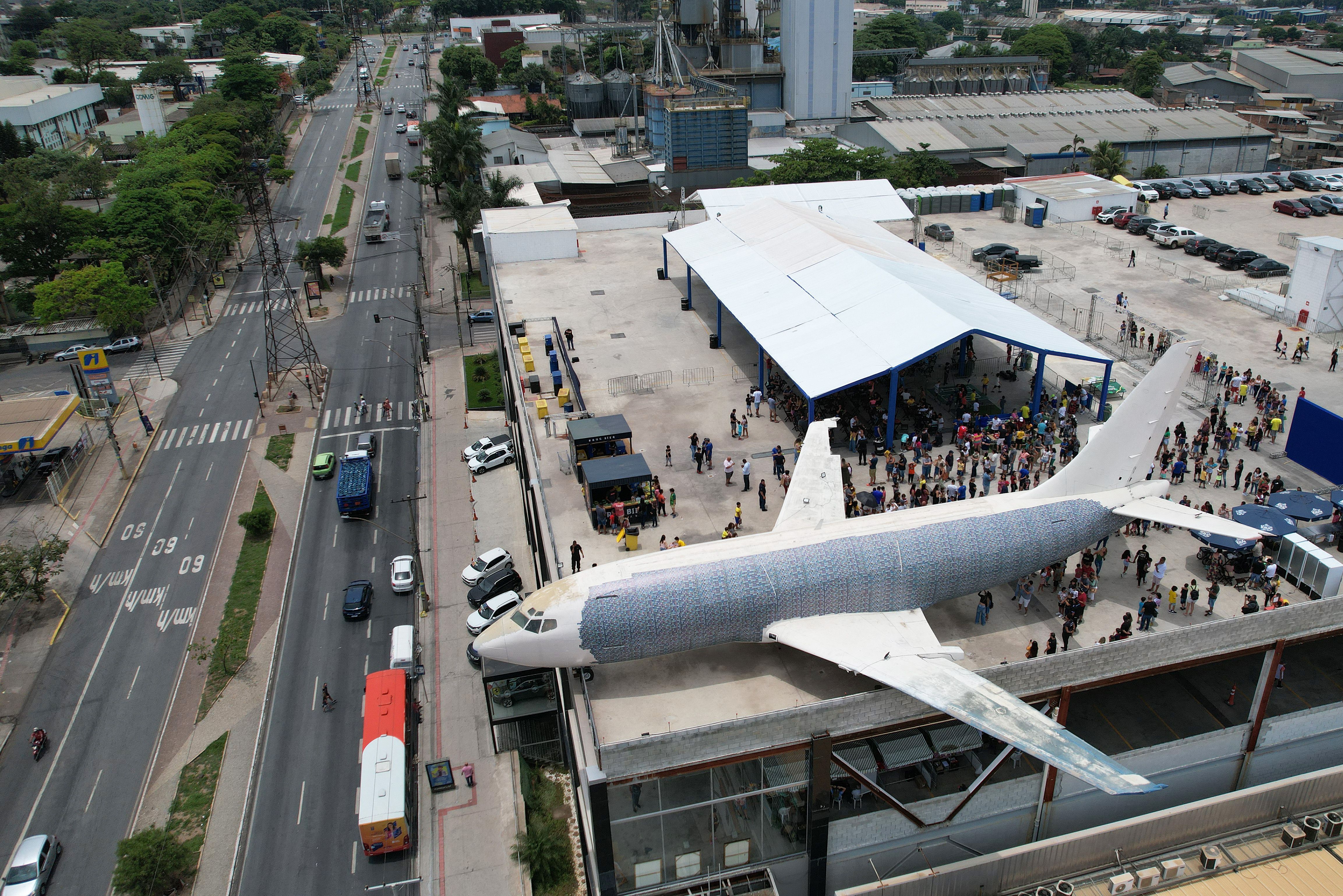 Brazilian Shopping Center Puts Boeing 737-200 On Roof, Public Decorates With Football Stickers