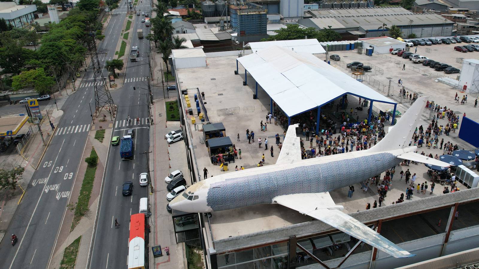 Brazilian Shopping Center Puts Boeing 737-200 On Roof, Public Decorates With Football Stickers