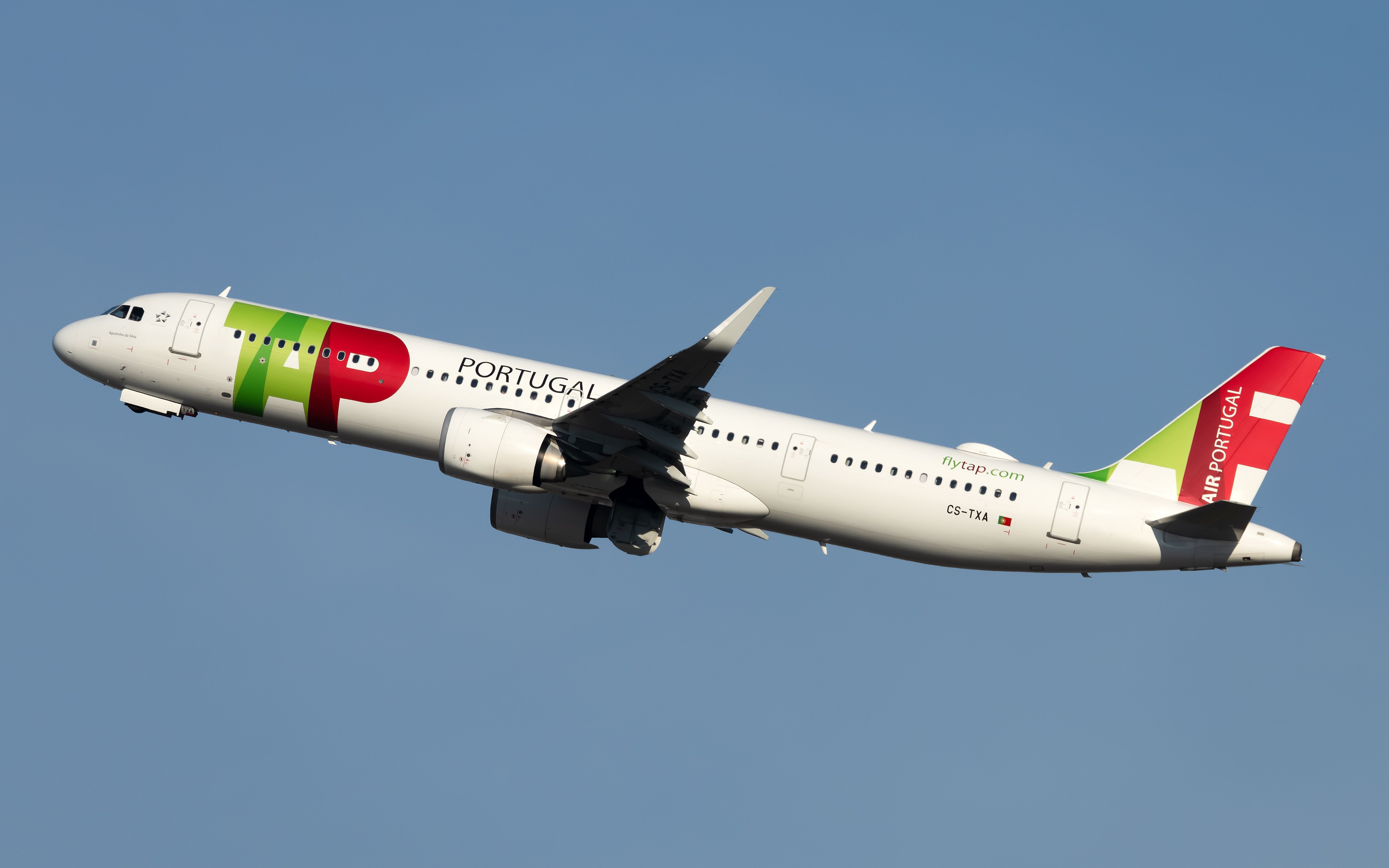 TAP Air Portugal Reopens Lisbon Premium Lounge With Extra Portuguese Flavor