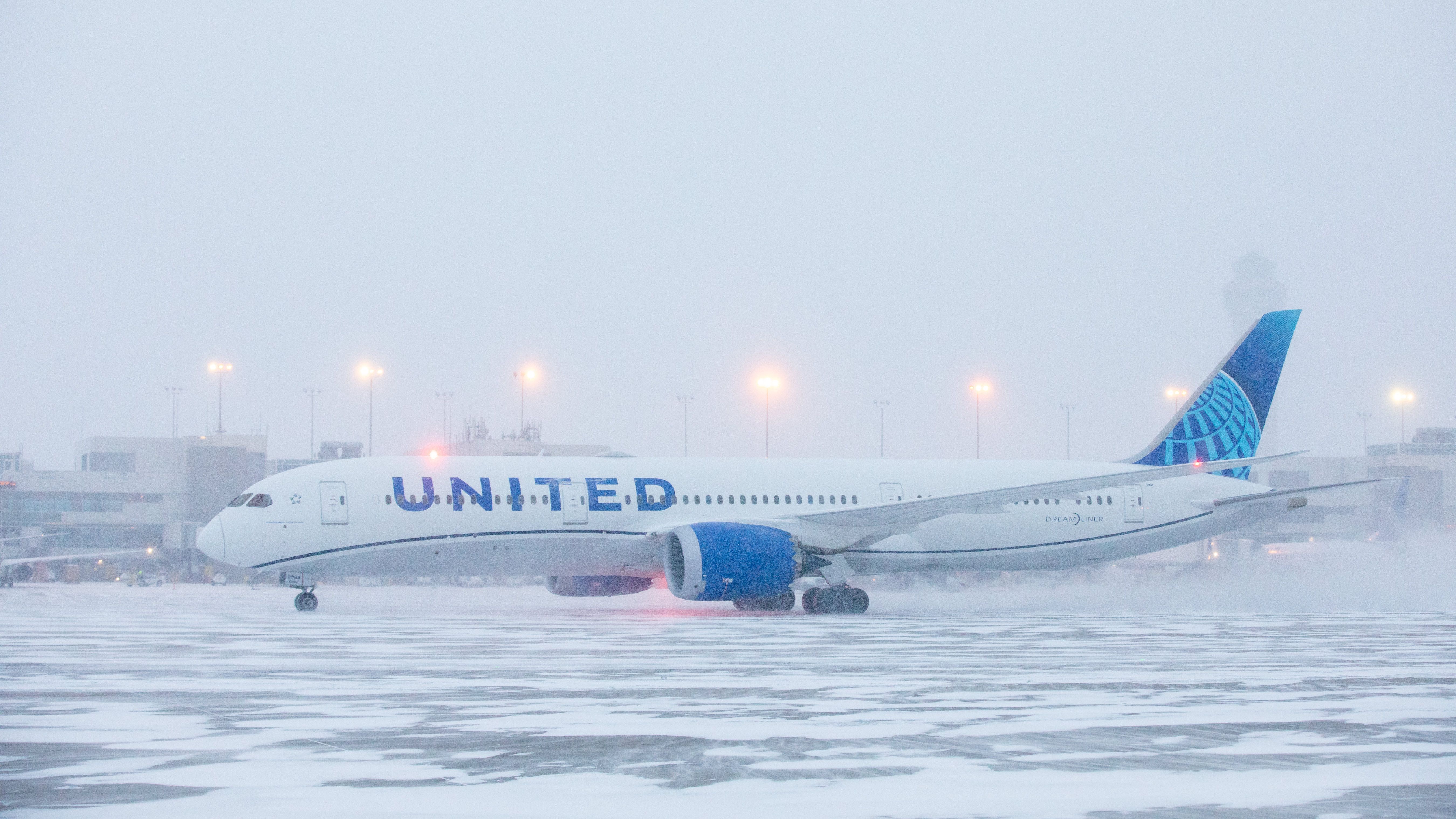 United Airlines Recreates The Iconic Love Actually Card Scene