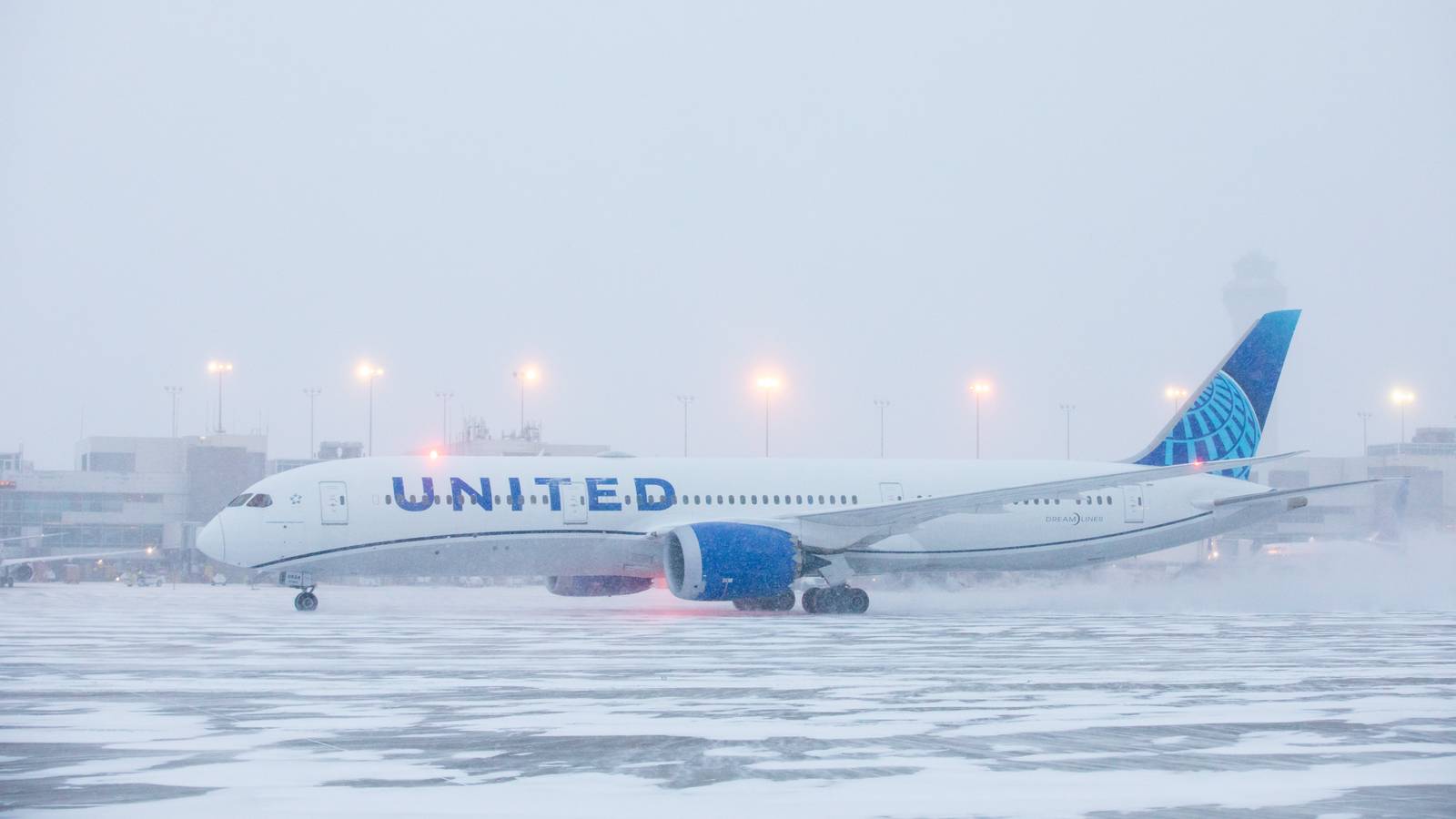 United Airlines Recreates The Iconic Love Actually Card Scene