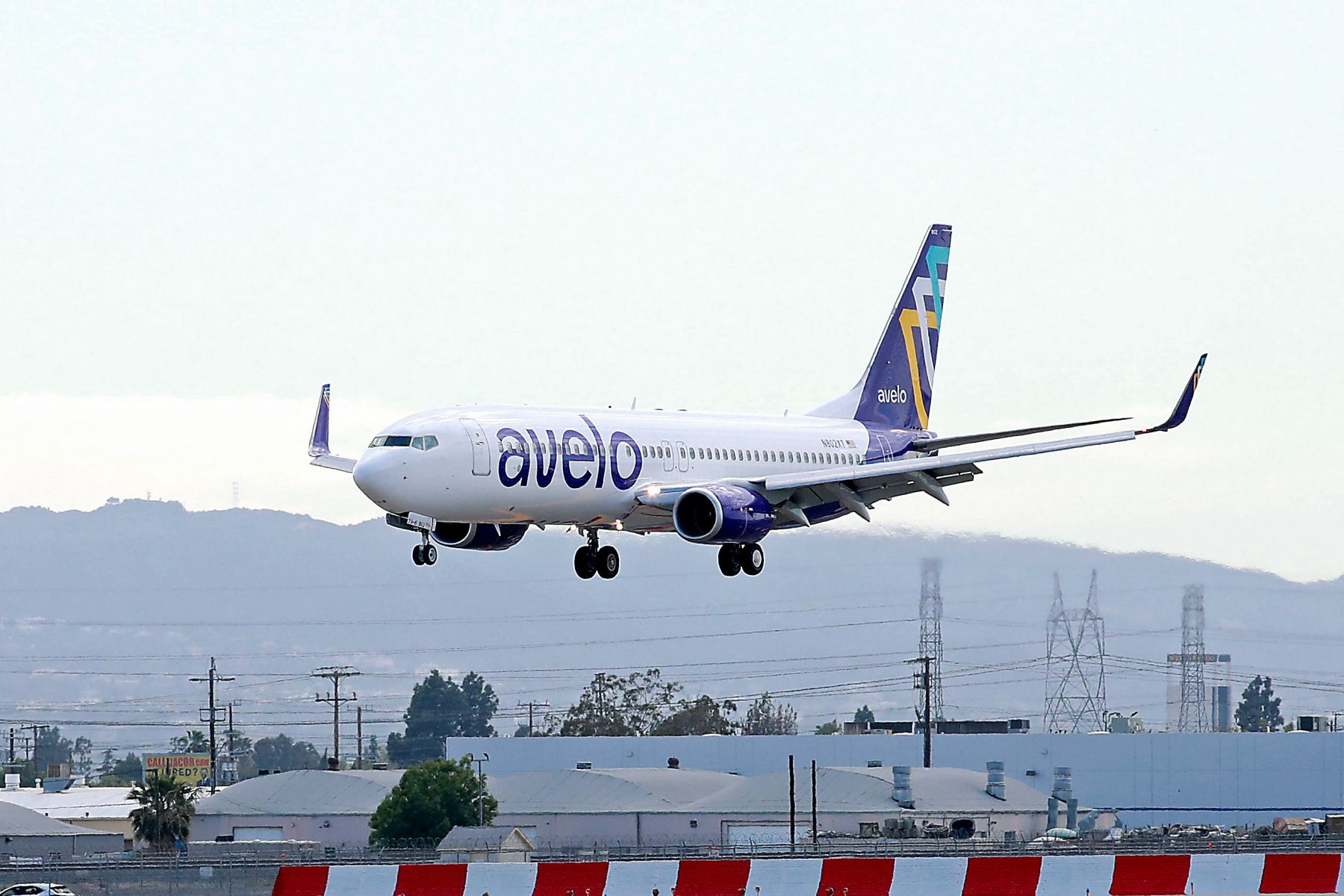Avelo Boeing 737 Gets Stuck In Mud Leaving Tweed New Haven Taxiway