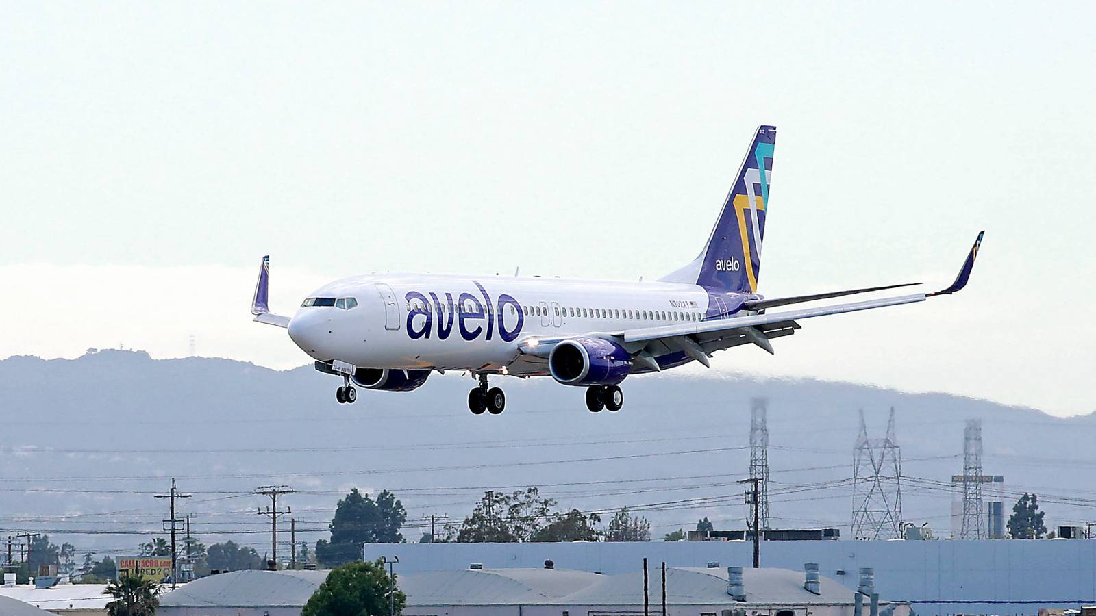 Avelo Boeing 737 Gets Stuck In Mud Leaving Tweed New Haven Taxiway