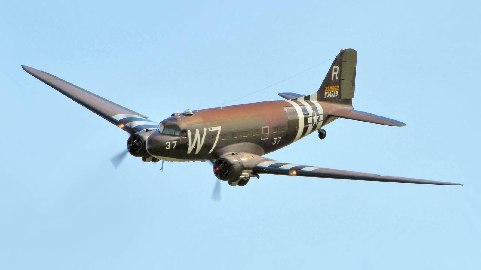 How Douglas Developed The Military C-47 From The Civilian DC-3