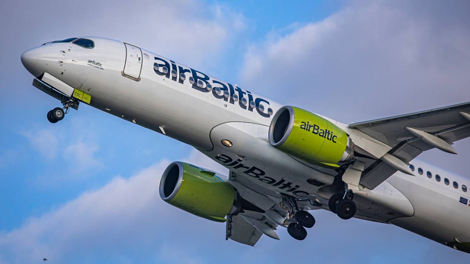 Airbus Shows Off An airBaltic A220-300 To TAAG Angola
