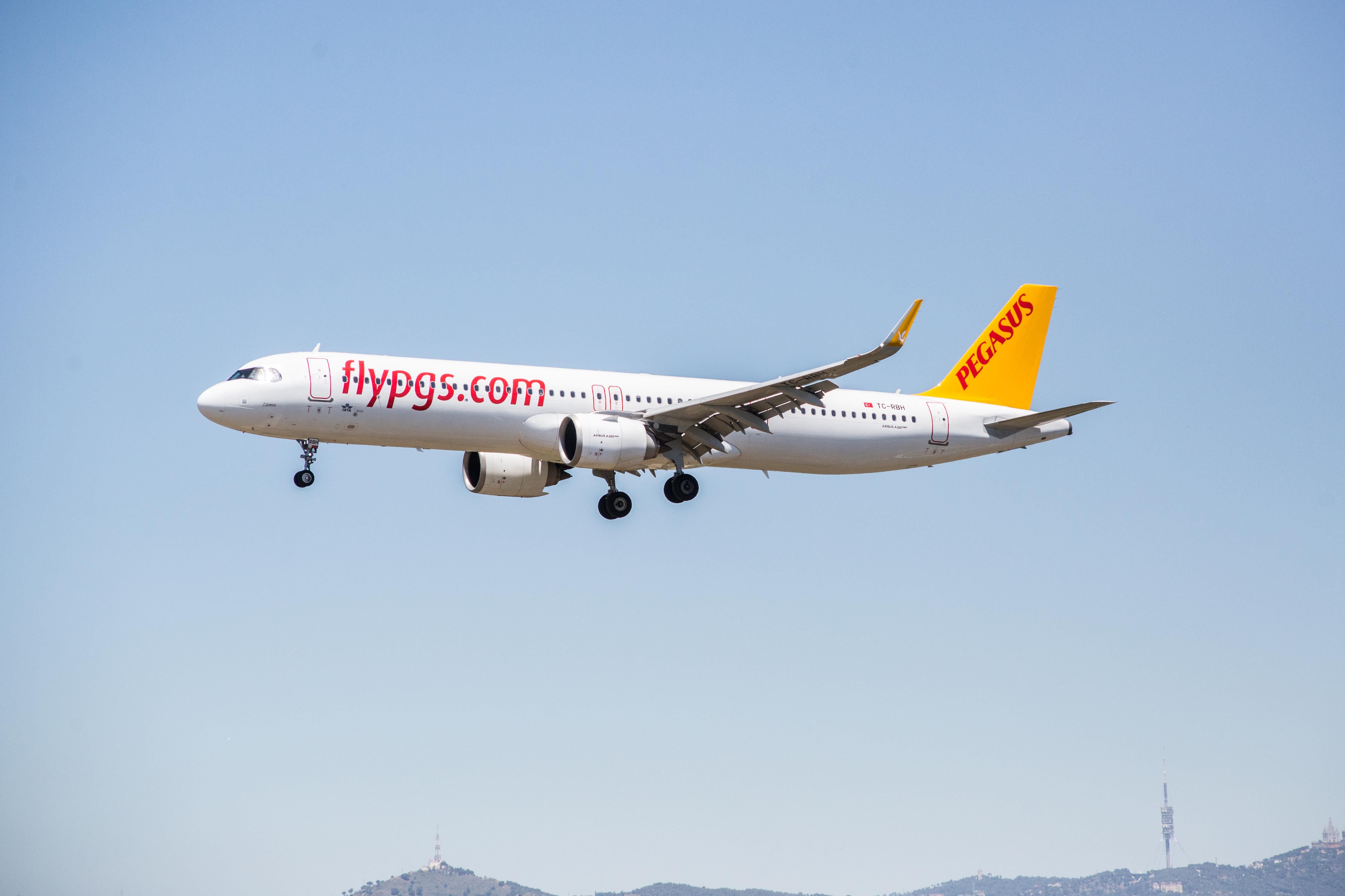 Pegasus Airlines Passengers Flee After Emergency Landing in Barcelona