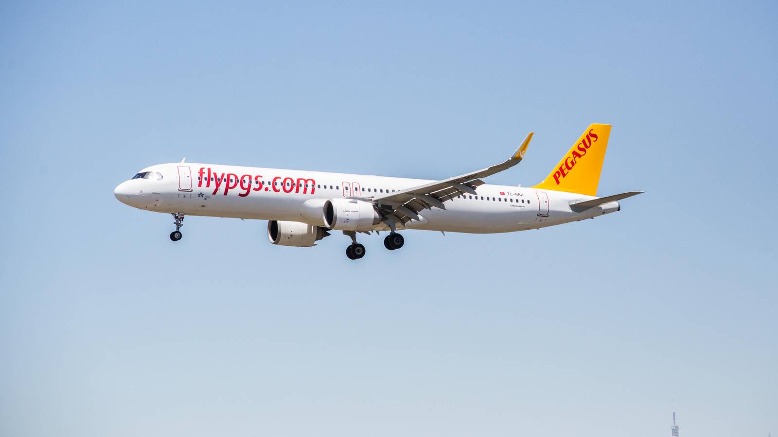 Pegasus Airlines Passengers Flee After Emergency Landing in Barcelona