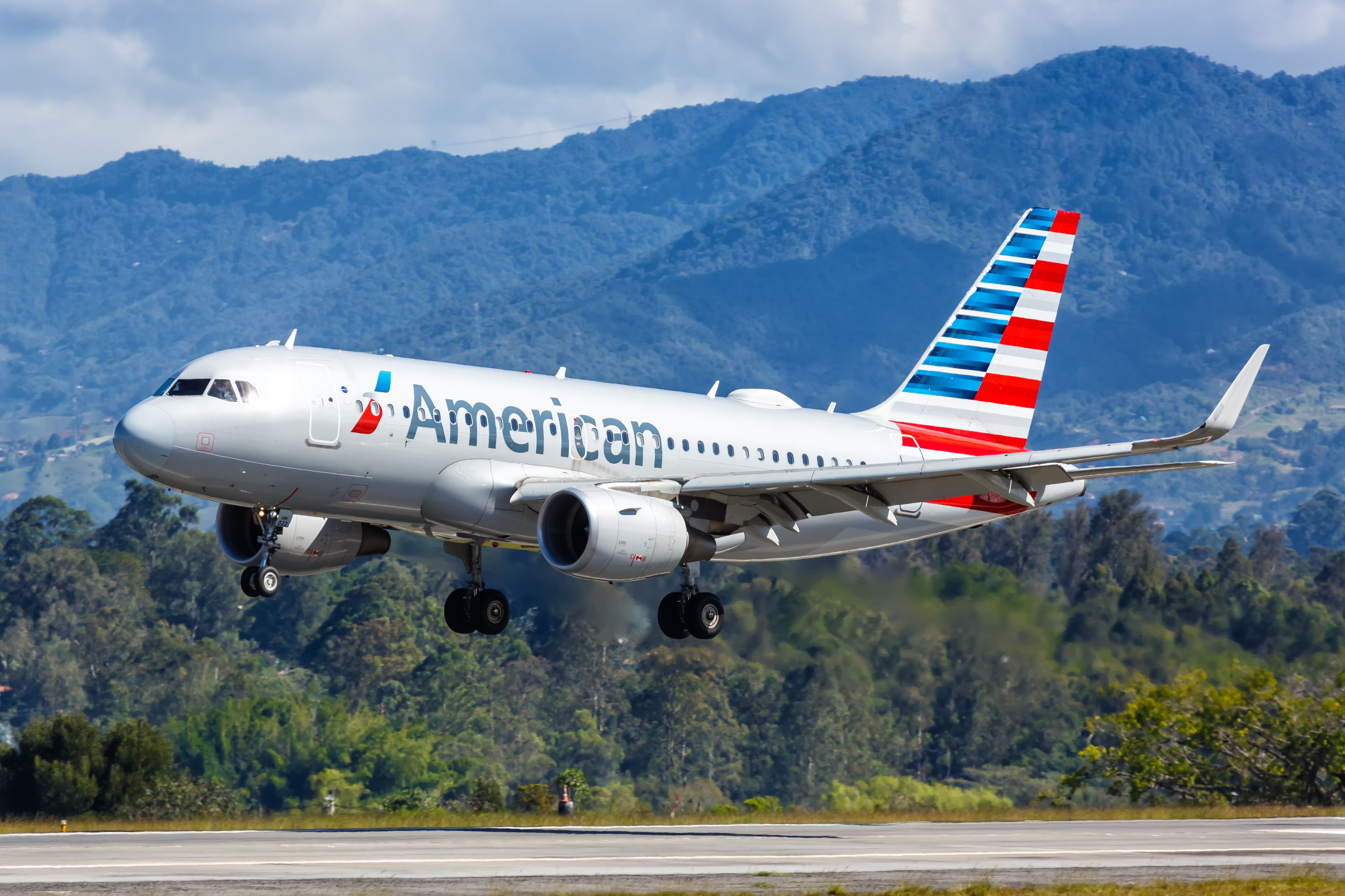 American Airlines Apologizes To Passengers For 3 Hour Delay With Free Drinks