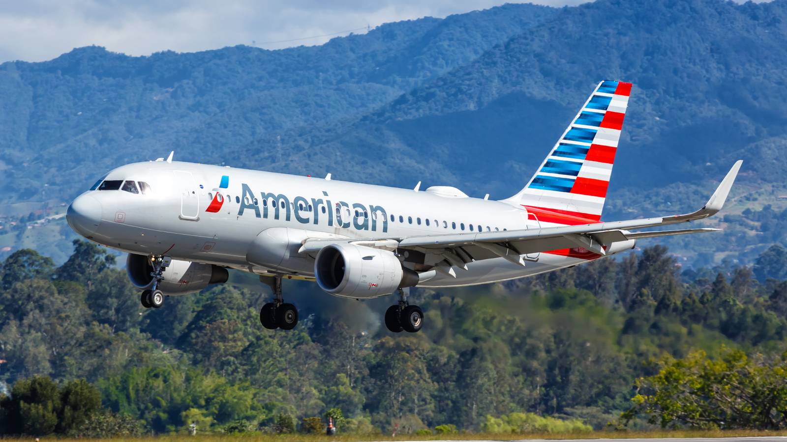 American Airlines Apologizes To Passengers For 3 Hour Delay With Free Drinks