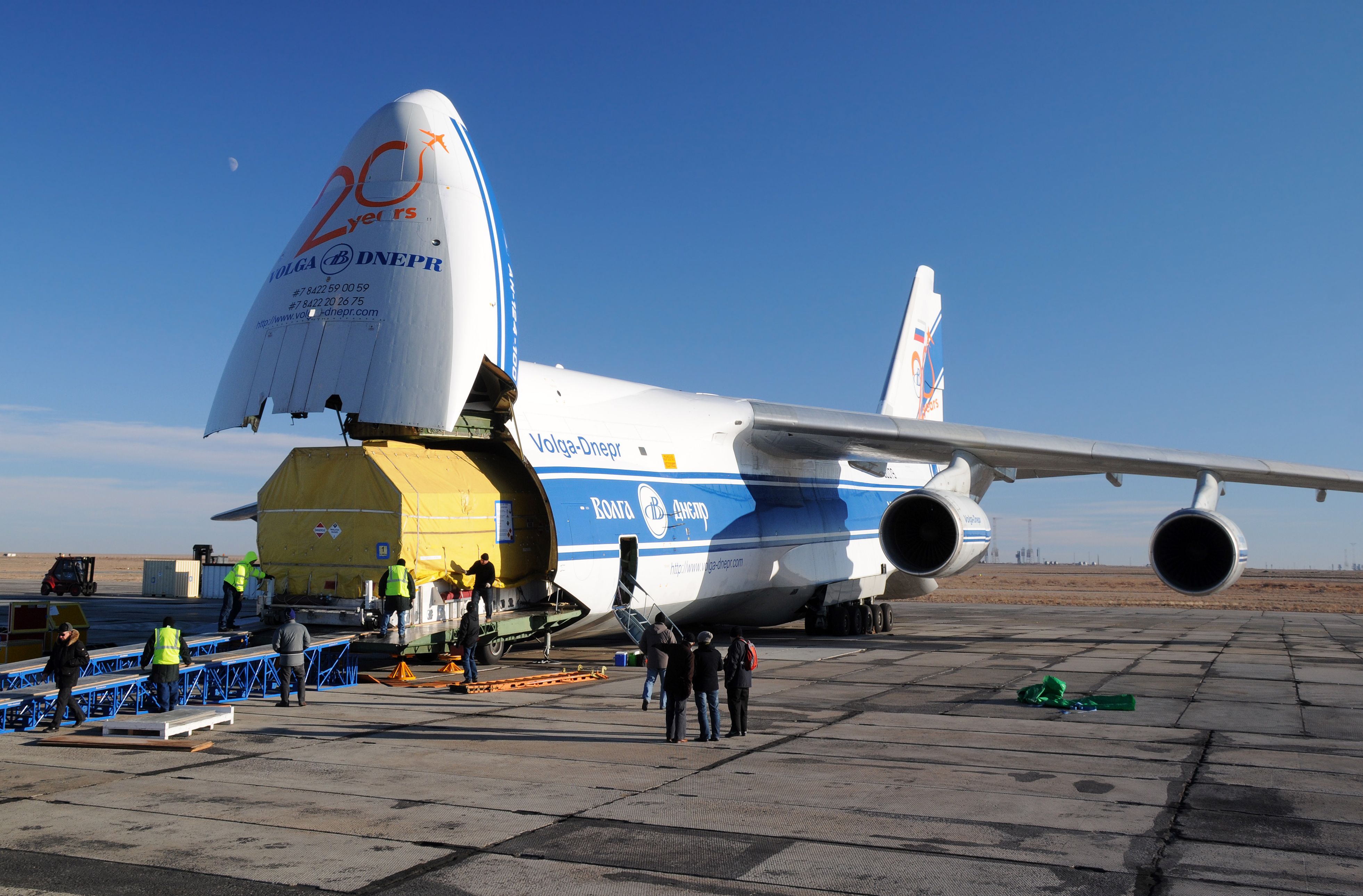 An-124 being loaded from the front.