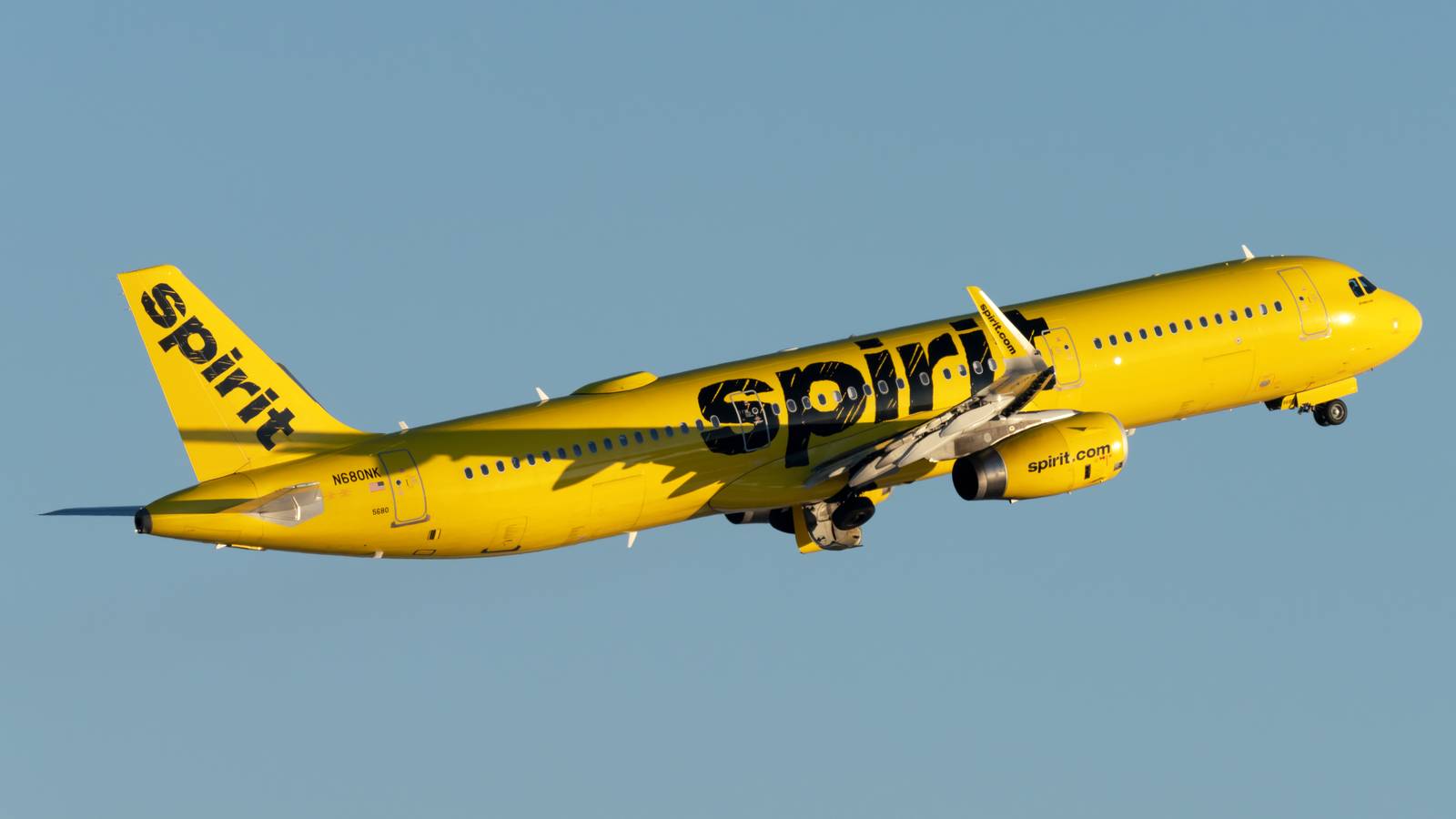 Spirit Airlines Passenger Injures 6 Deputies At New Orleans Airport
