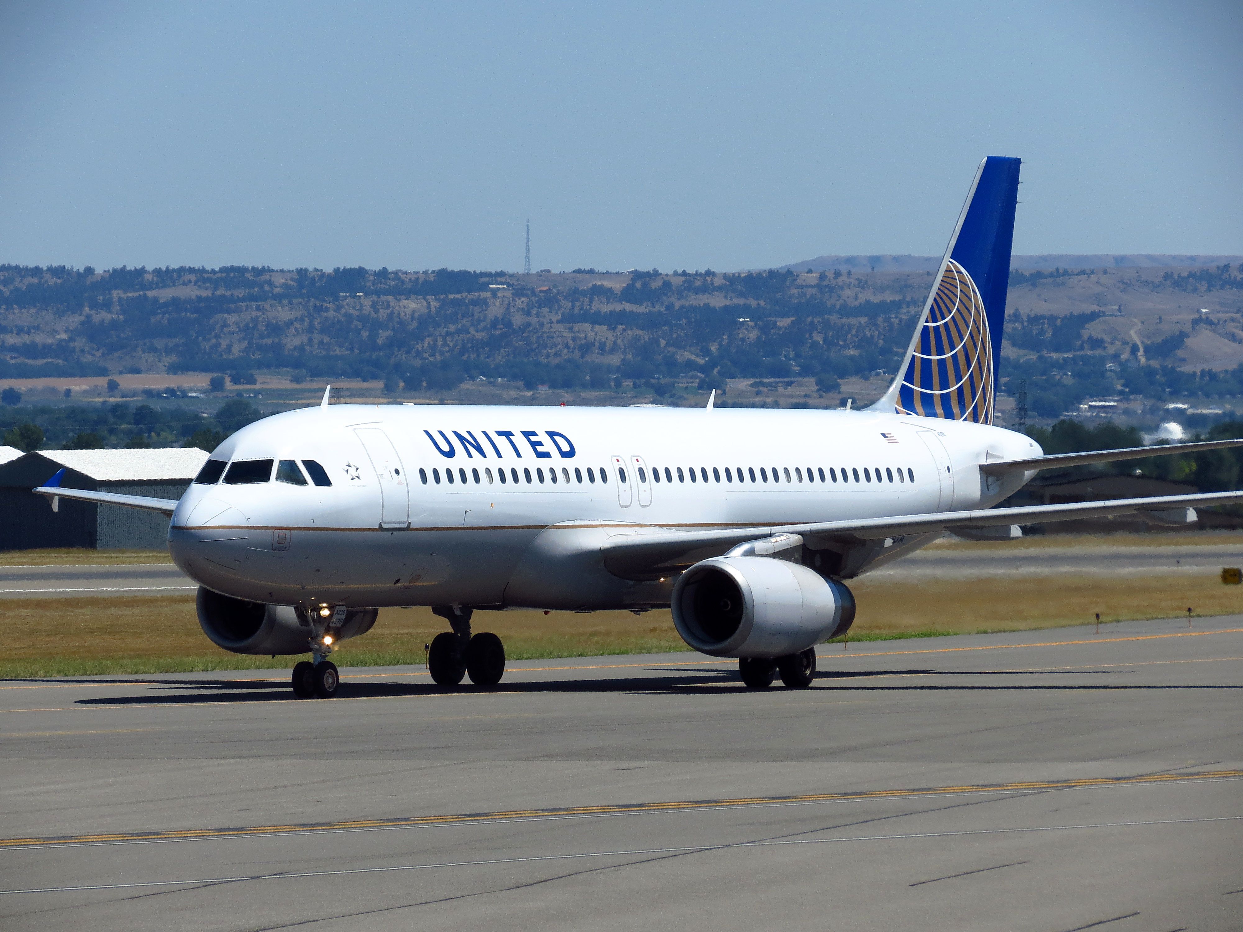 United Airlines Airbus A320 Returns To Mexico City Due To Fuel Pressure Imbalance