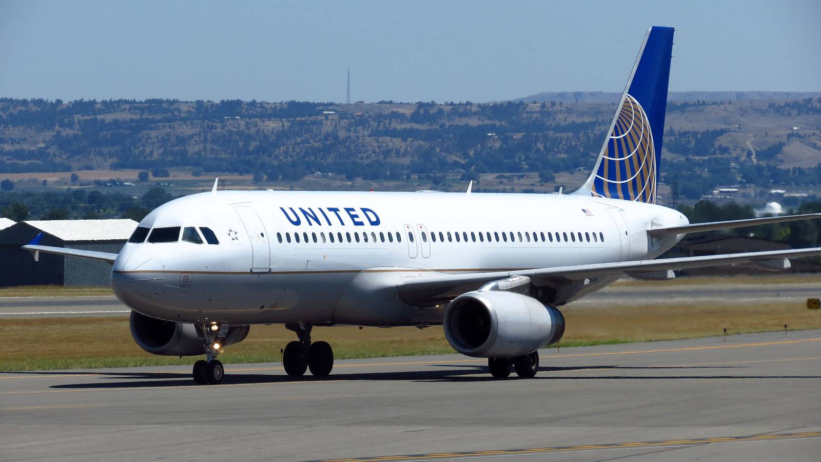 United Airlines Airbus A320 Returns To Mexico City Due To Fuel Pressure Imbalance