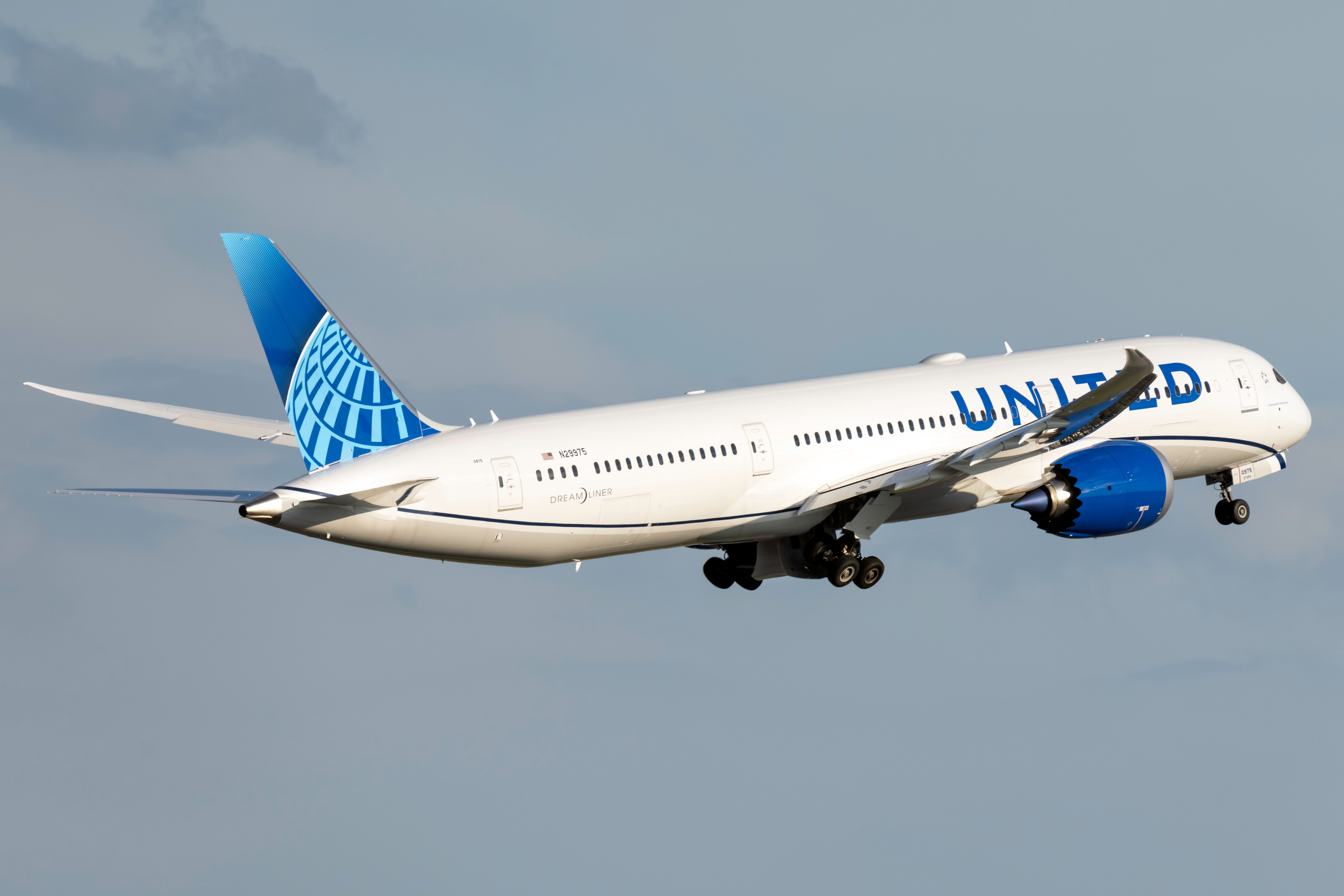 A United Airlines Boeing 787-9 Dreamliner registration N29975-1
