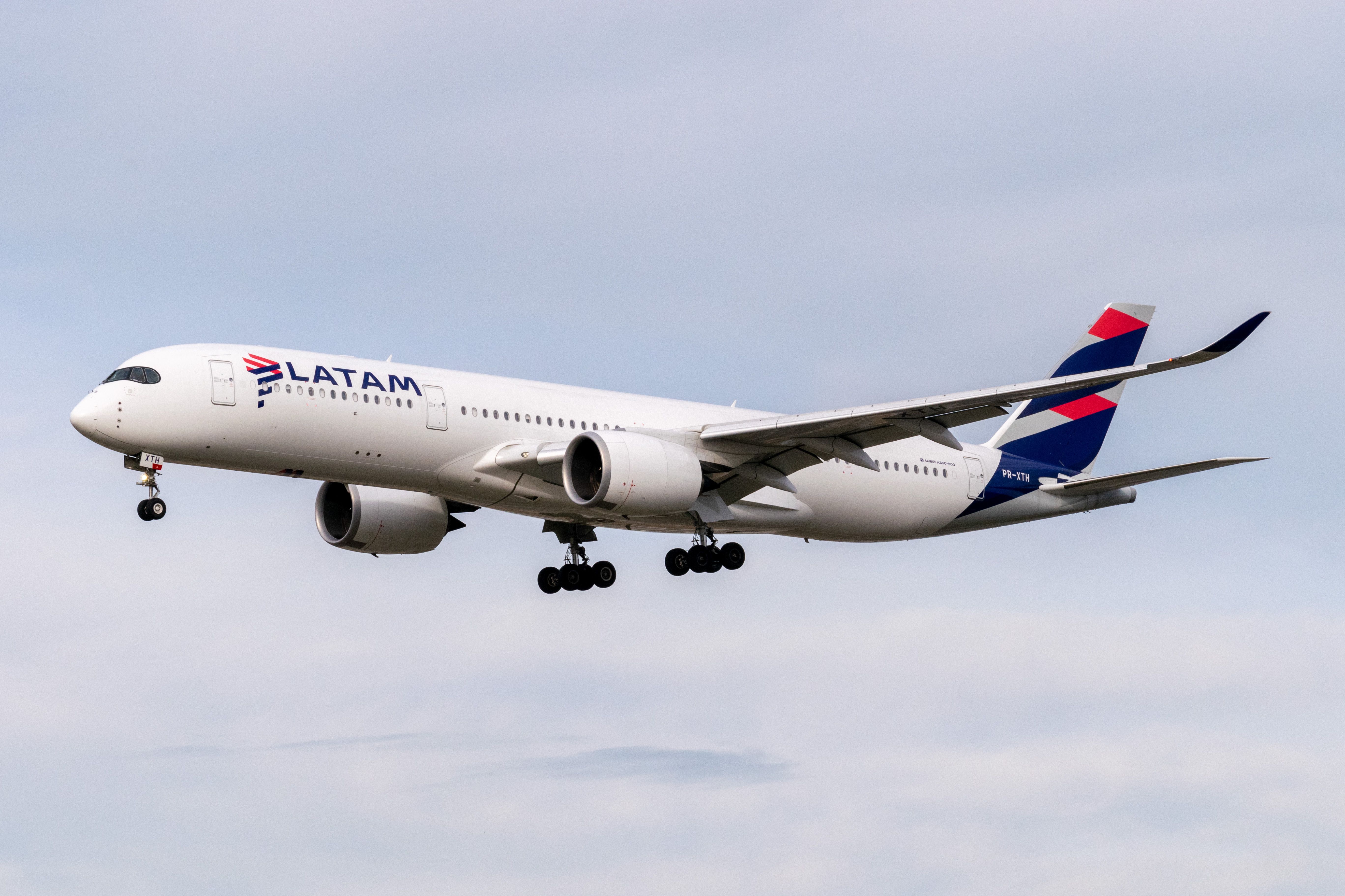 LATAM A350 on Final