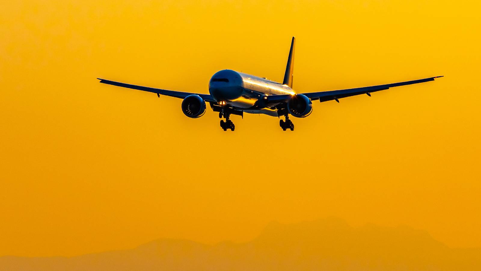 Canadian Airline Passengers Continue To Face Holiday Season Baggage Woes