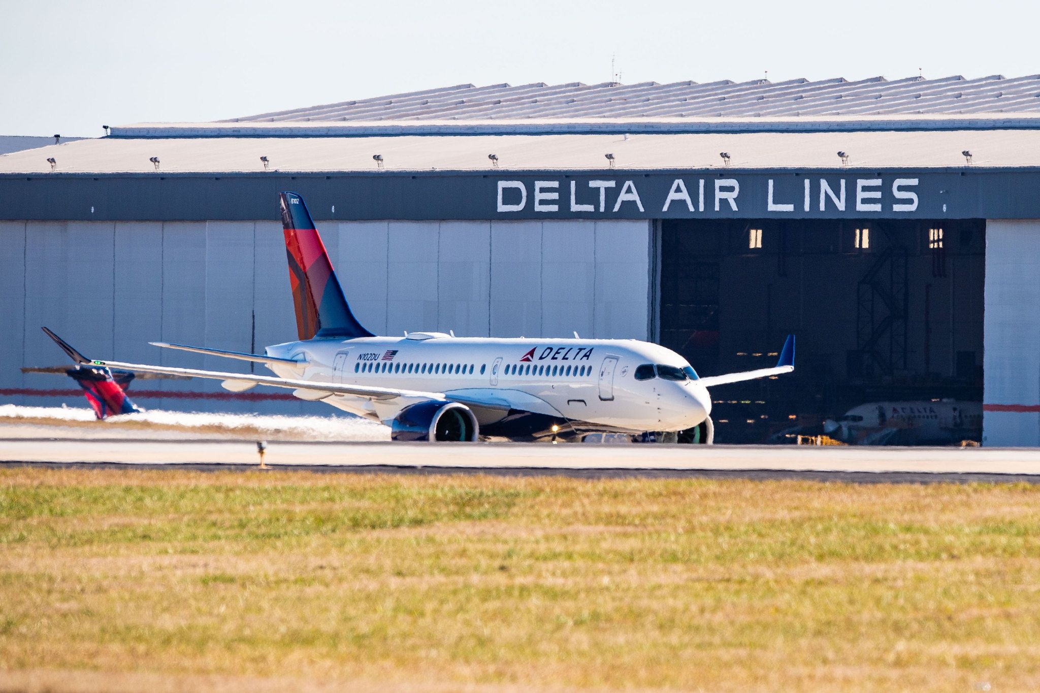 Delta Air Lines Announces 5% Raise For All Staff