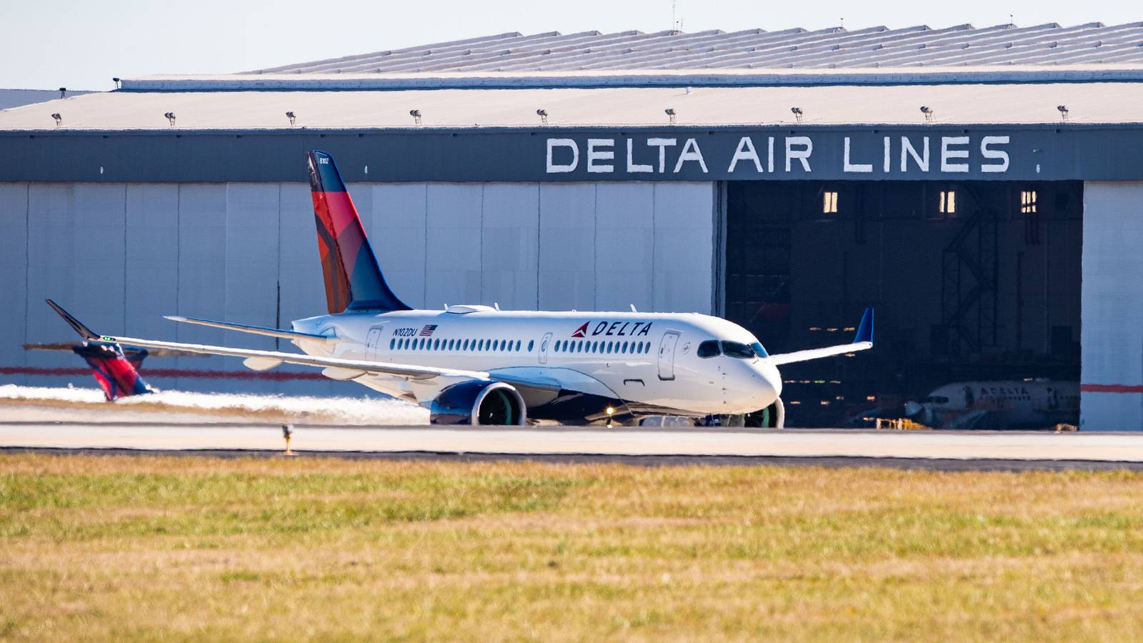Delta Air Lines Announces 5% Raise For All Staff