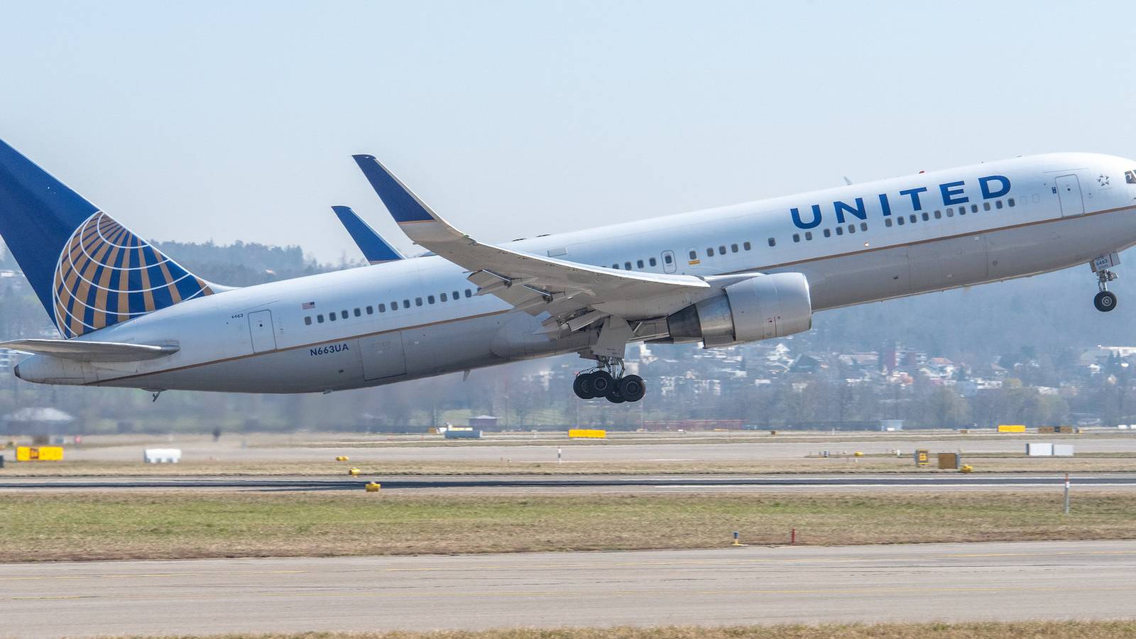 United Boeing 767-300ER Experiences Total Failure Of Navigation Equipment