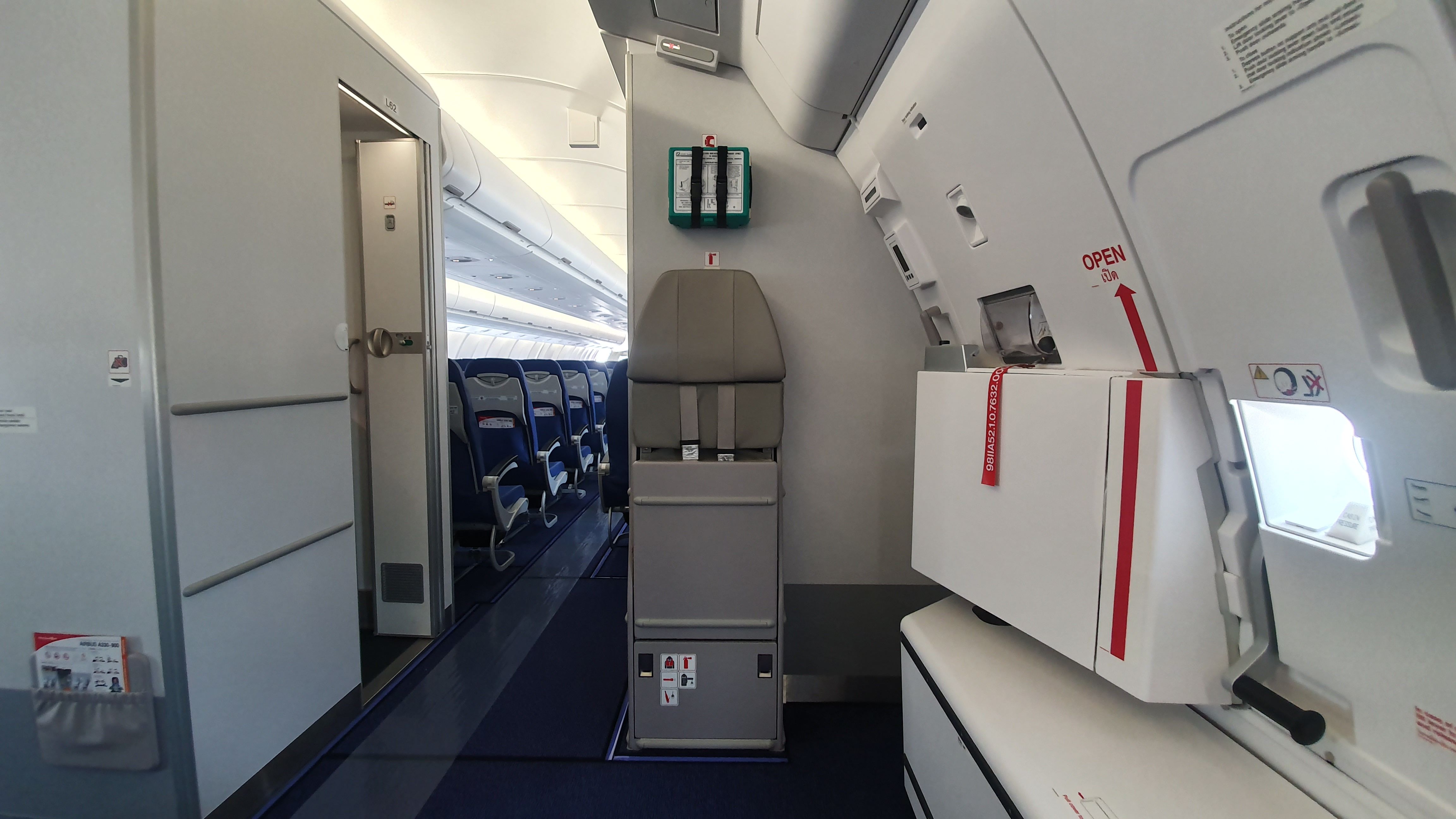 How Do Long-Haul Cabin Crew Relax On Aircraft With No Dedicated Rest Areas?