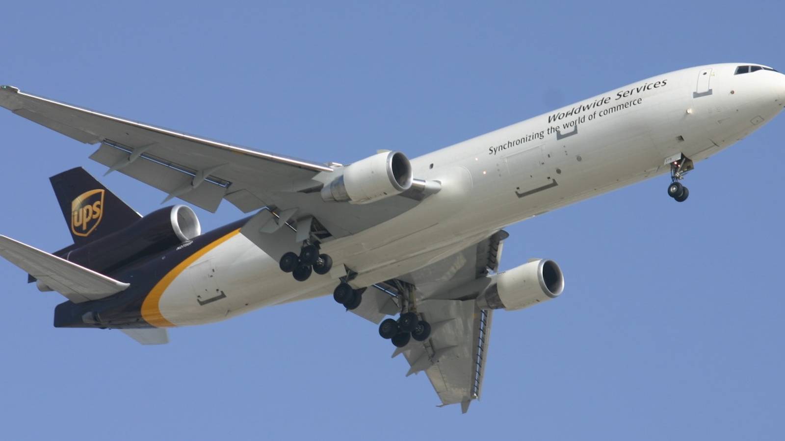 UPS McDonnell Douglas MD-11 Freighter Lands With Smoke In Cockpit